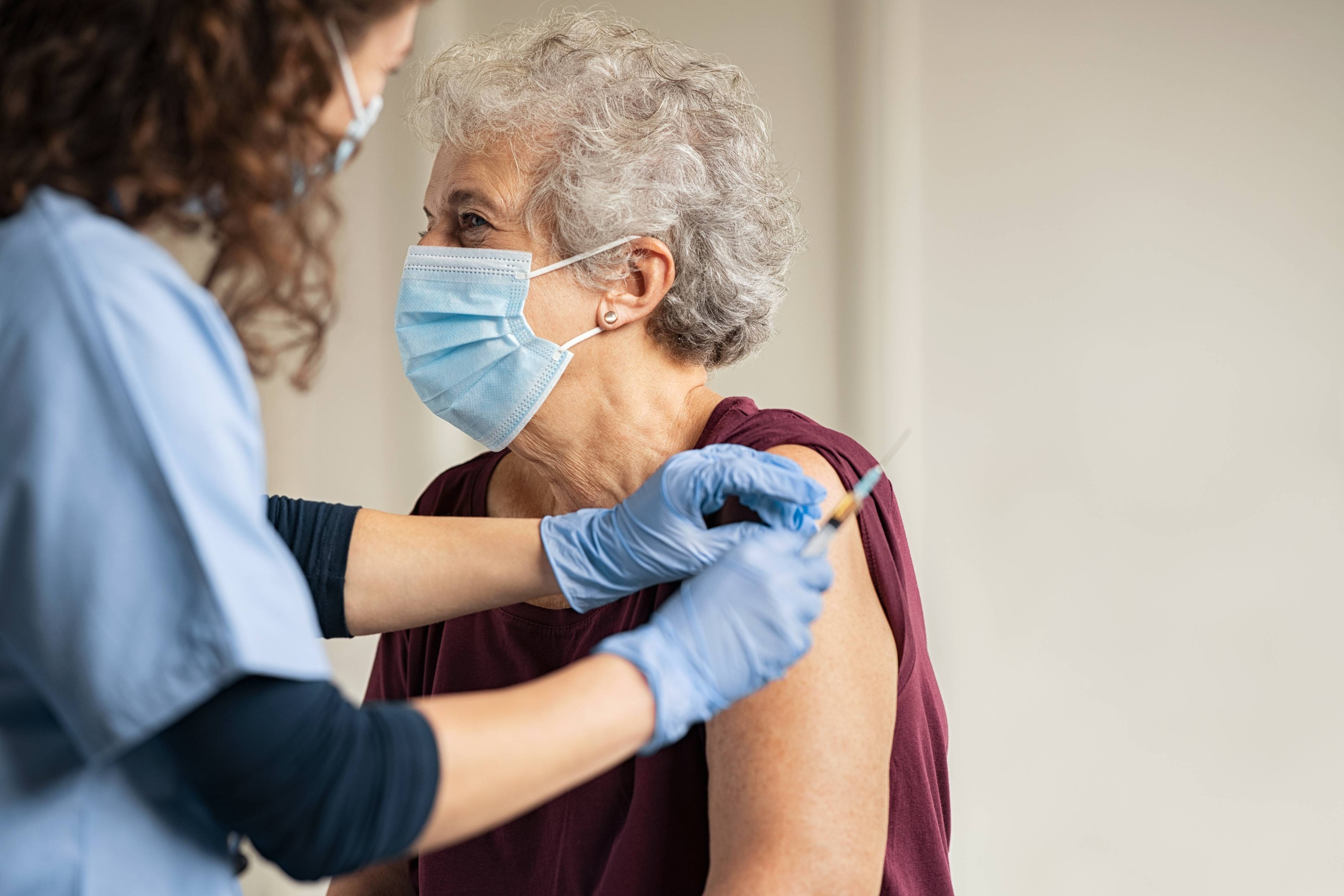 واکسن فایزر ممکن است بهترین گزینه برای افراد سالخورده و آسیب‌پذیر نباشد