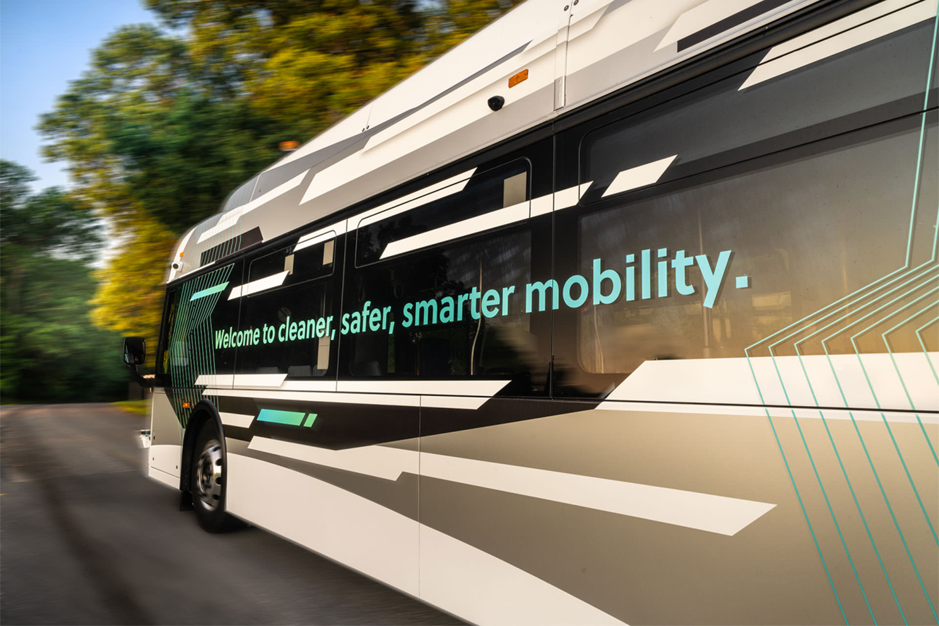 نمای عقب اتوبوس خودران نیو فلایر / Xcelsior AV Level 4 autonomous transit bus در جاده
