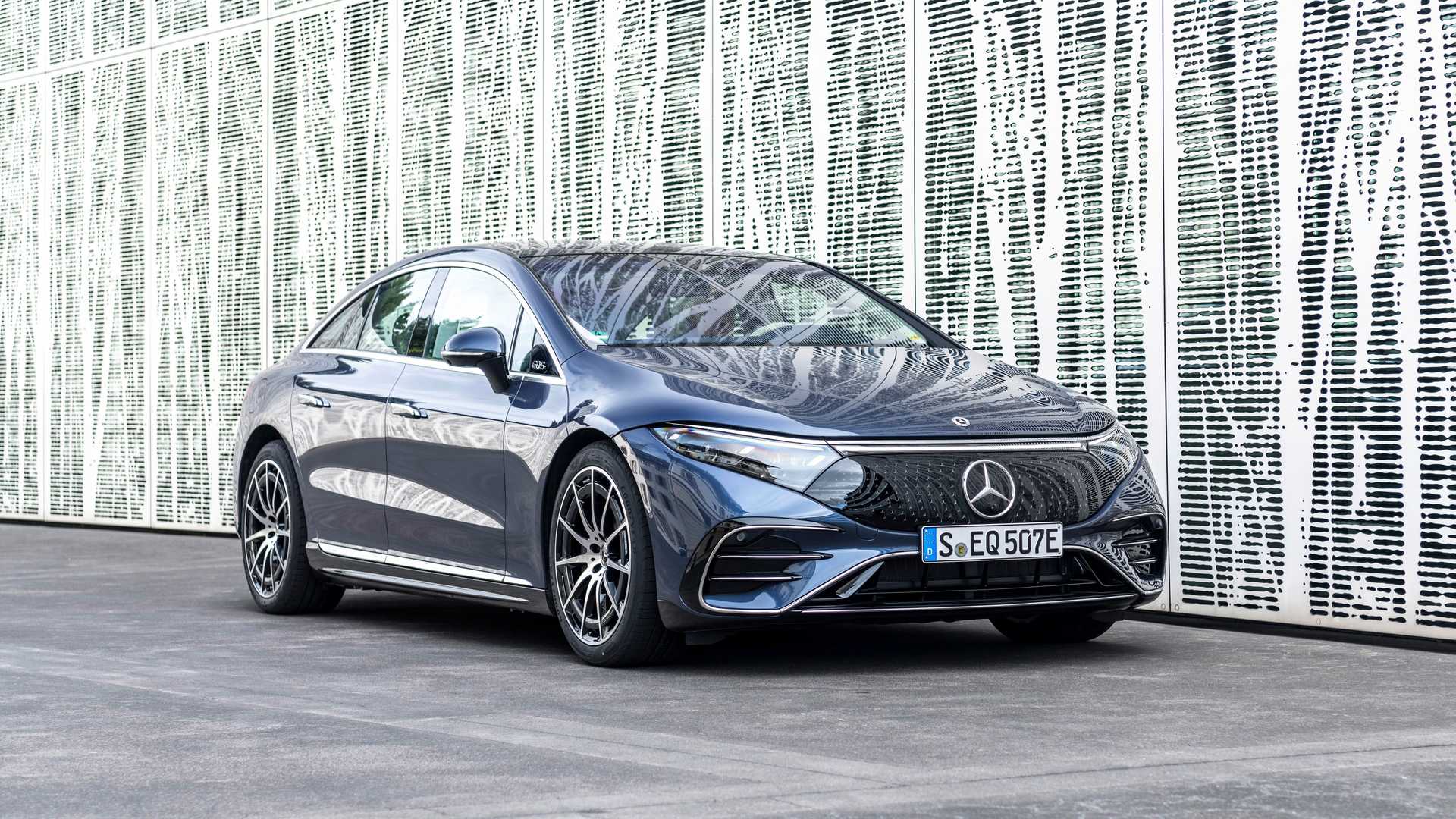 نمای سه چهارم بیرونی خودروی الکتریکی مرسدس بنز ای کیو اس / 2022 Mercedes-Benz EQS 