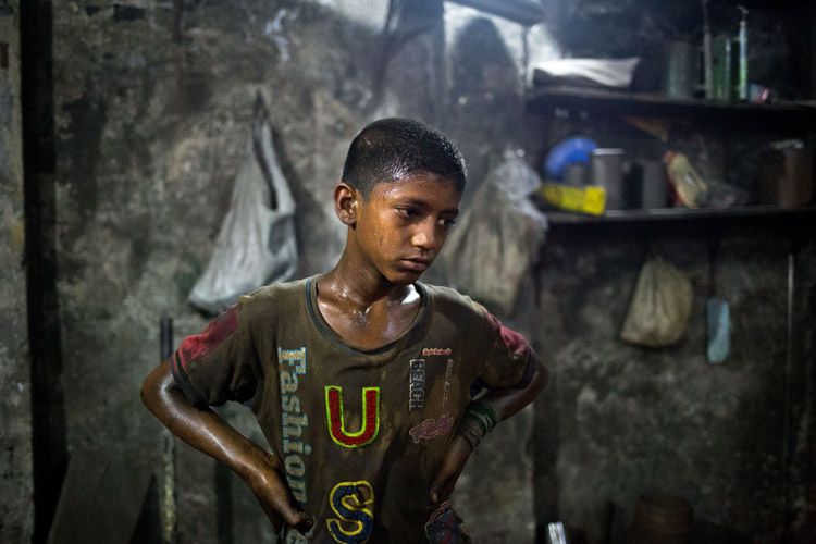 پسر بنگلادشی در حال عرق ریختن