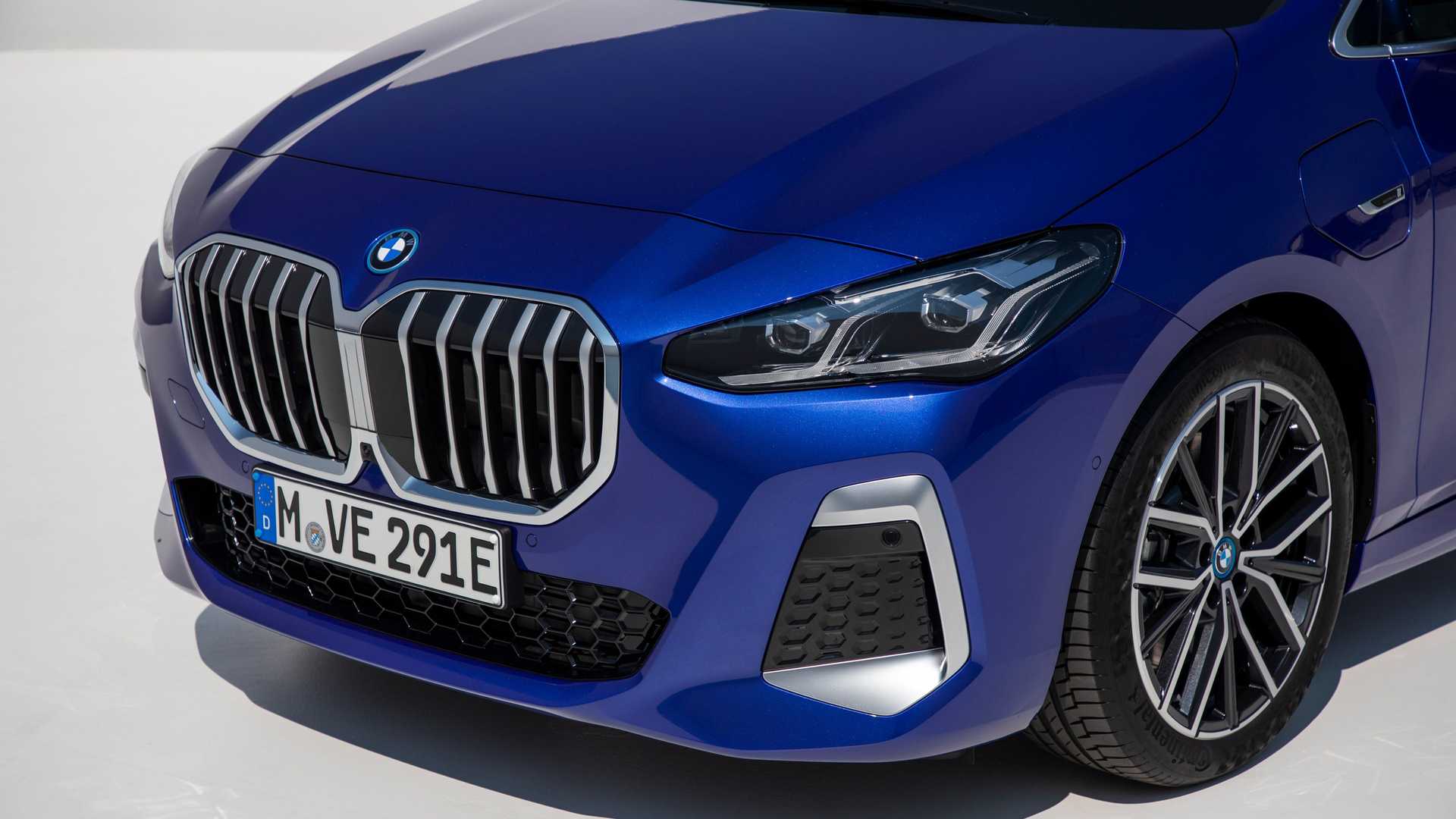 جلوپنجره بی ام و سری 2 اکتیو تورر پلاگین هیبرید / 2022 BMW 2 Series Active Tourer آبی رنگ