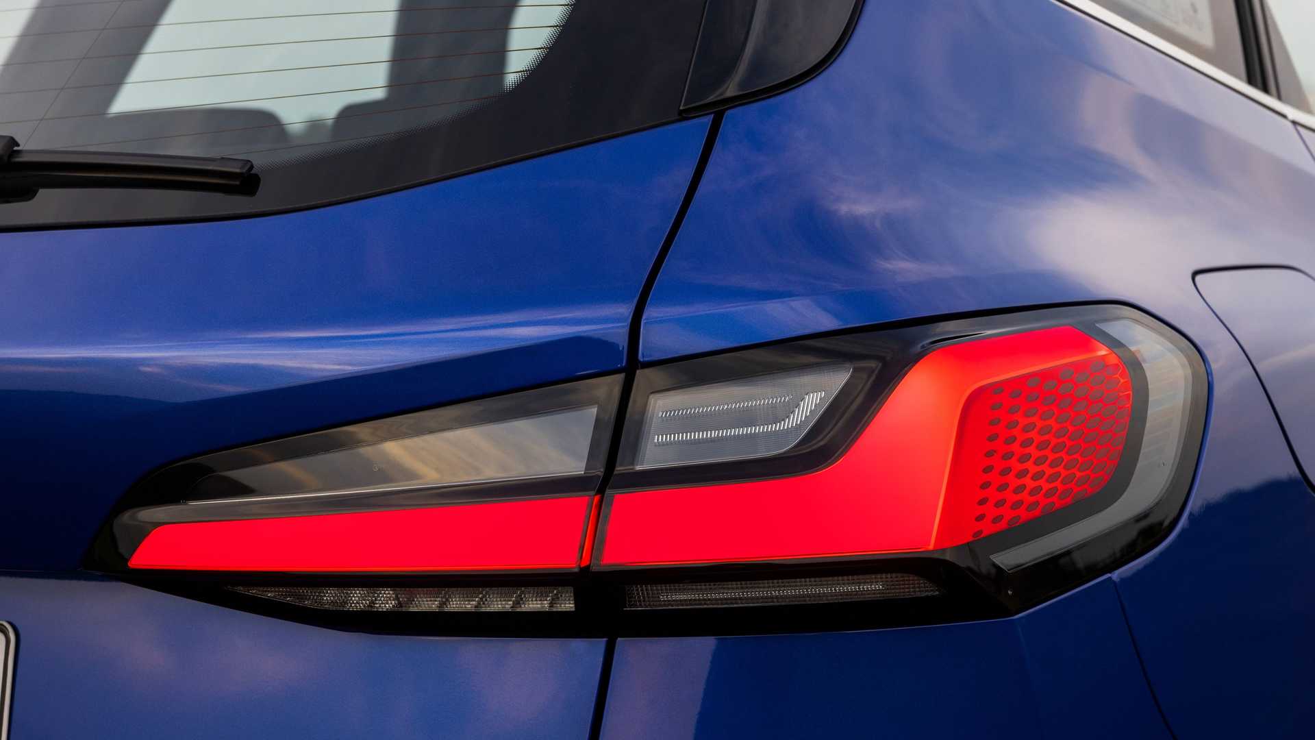 چراغ عقب بی ام و سری 2 اکتیو تورر پلاگین هیبرید / 2022 BMW 2 Series Active Tourer آبی رنگ