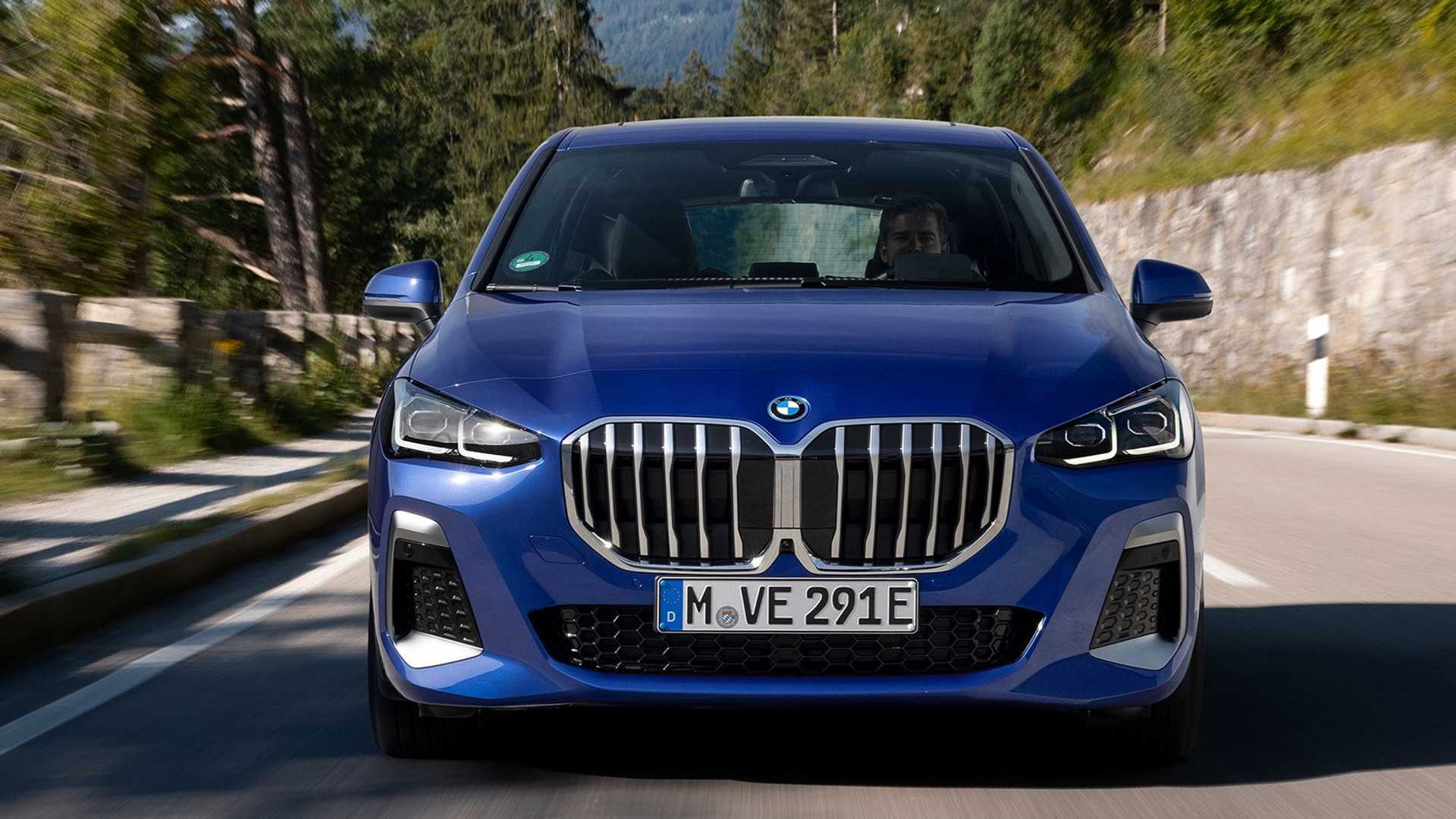 نمای جلو بی ام و سری 2 اکتیو تورر پلاگین هیبرید / 2022 BMW 2 Series Active Tourer آبی رنگ