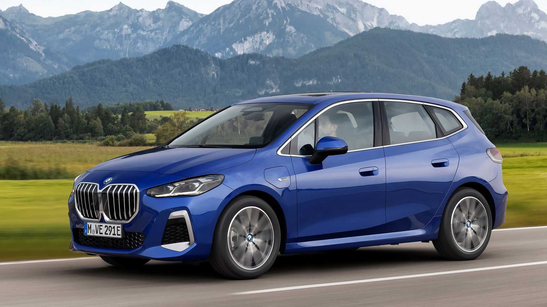 بی ام و سری 2 اکتیو تورر پلاگین هیبرید / 2022 BMW 2 Series Active Tourer آبی رنگ در جاده