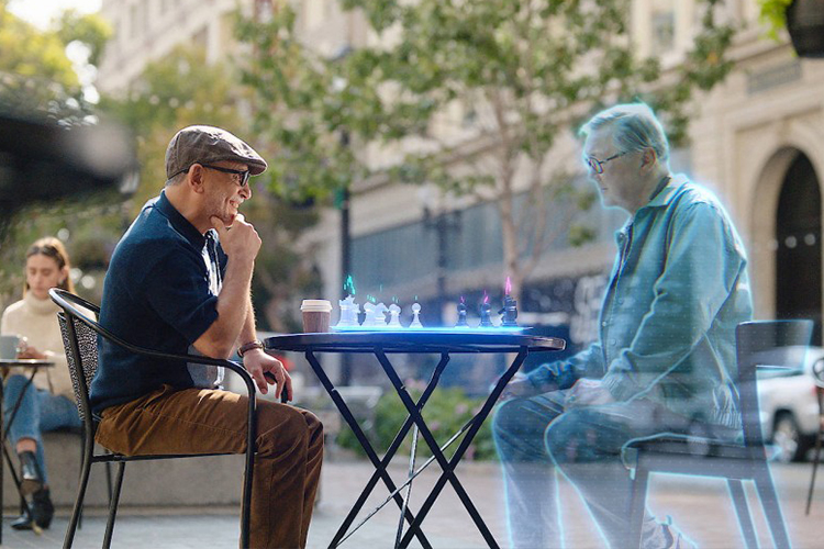 متاورس - فردی در حال شطرنج بازی با هولوگرام