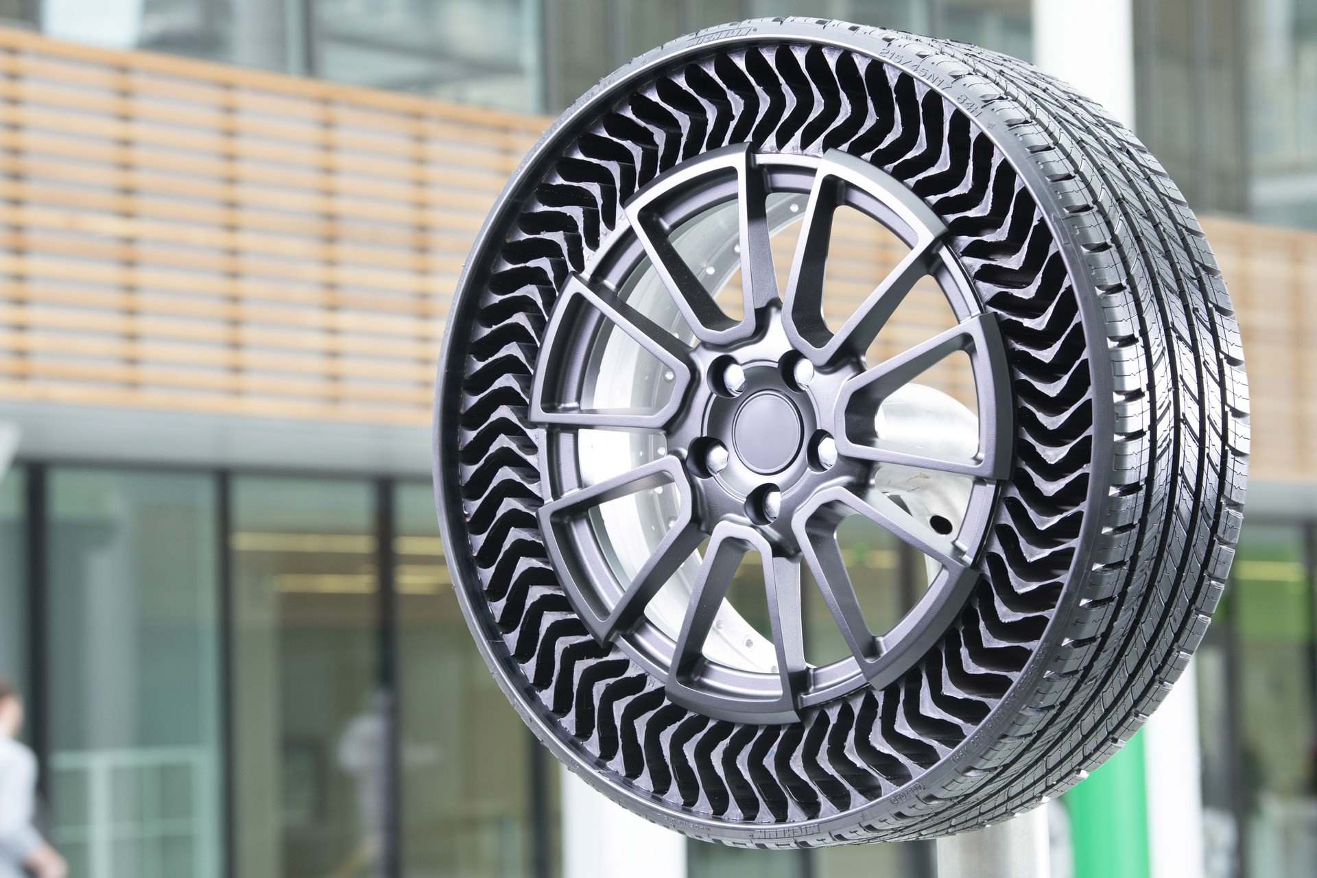 نمای جلو تایر بدون باد میشلن / Michelin airless Tire 