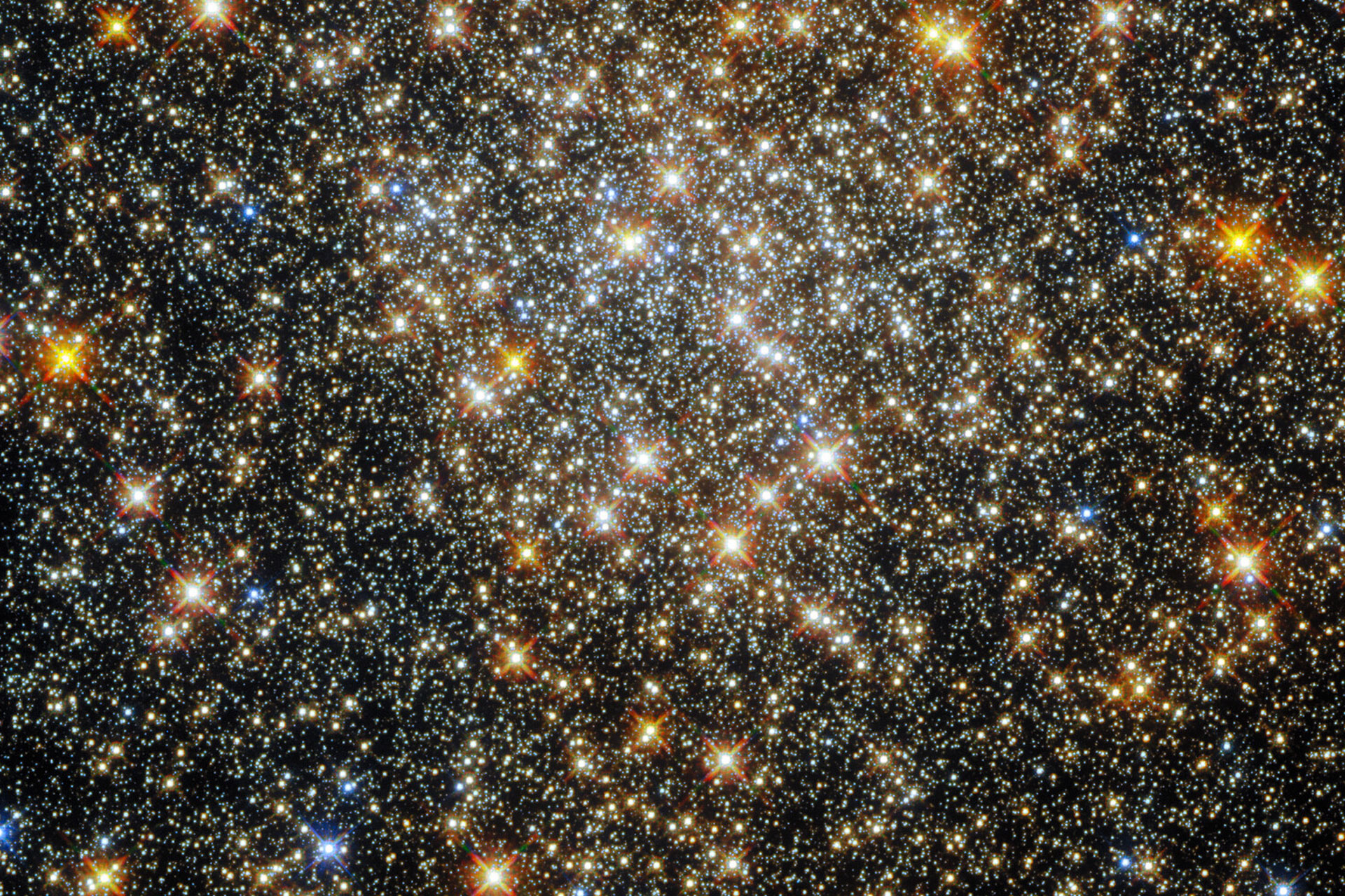 تصویر ثبت‌شده توسط هابل از خوشه‌ای ستاره‌‌ای در قلب راه شیری