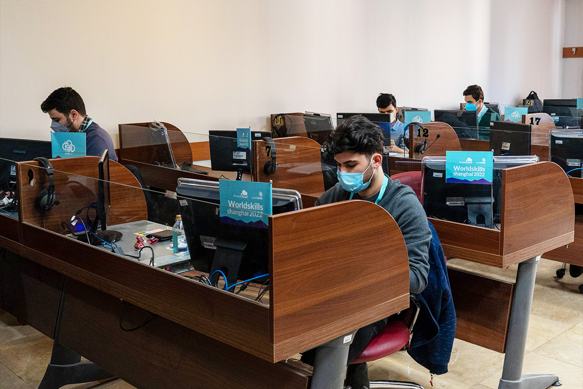 Participants in national skills competitions in networking and cloud computing under the supervision of Abar Arvan