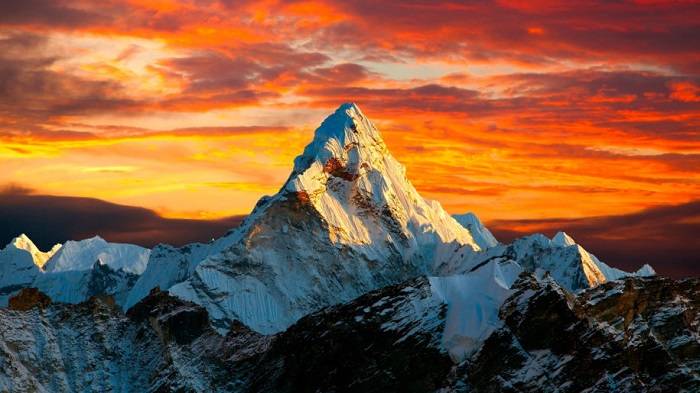 Everest in the Himalayas / Mount Everest 