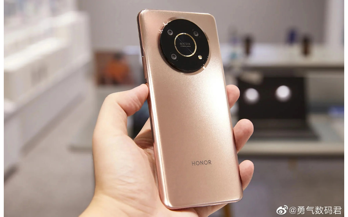 The golden color of the Honor X30 in hand