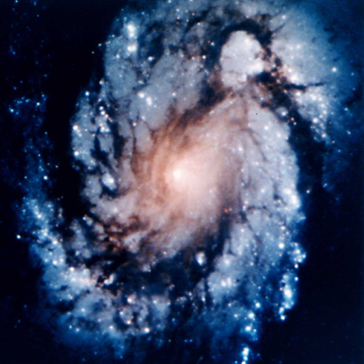 تصویر هابل از کهکشان مسیه ۱۰۰ (بعد از اصلاح لنز)