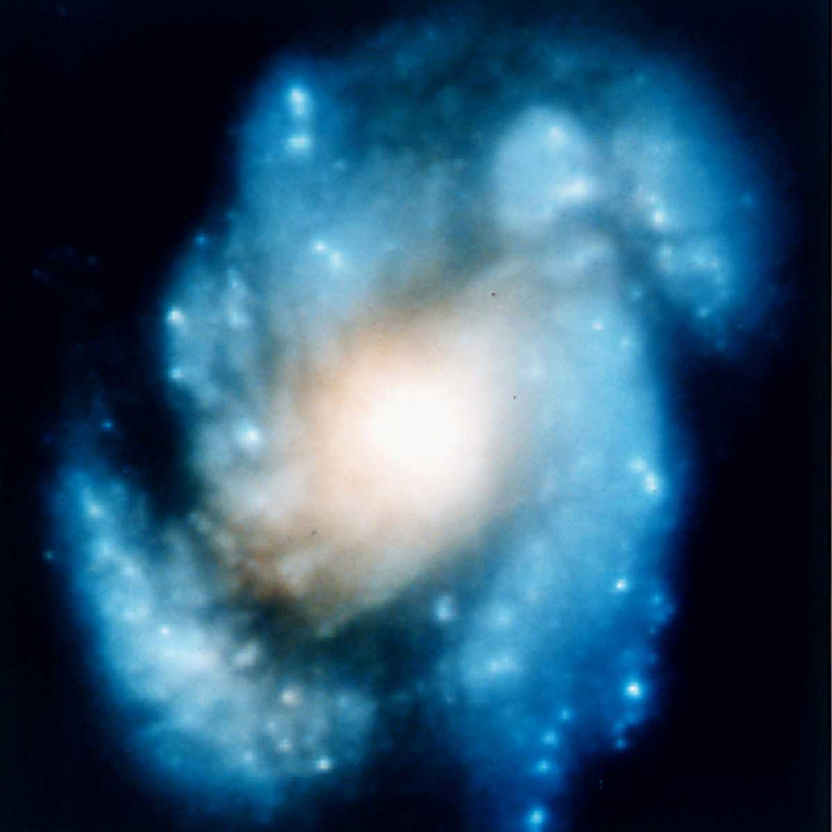 تصویر هابل از کهکشان مسیه ۱۰۰ (قبل از اصلاح لنز)