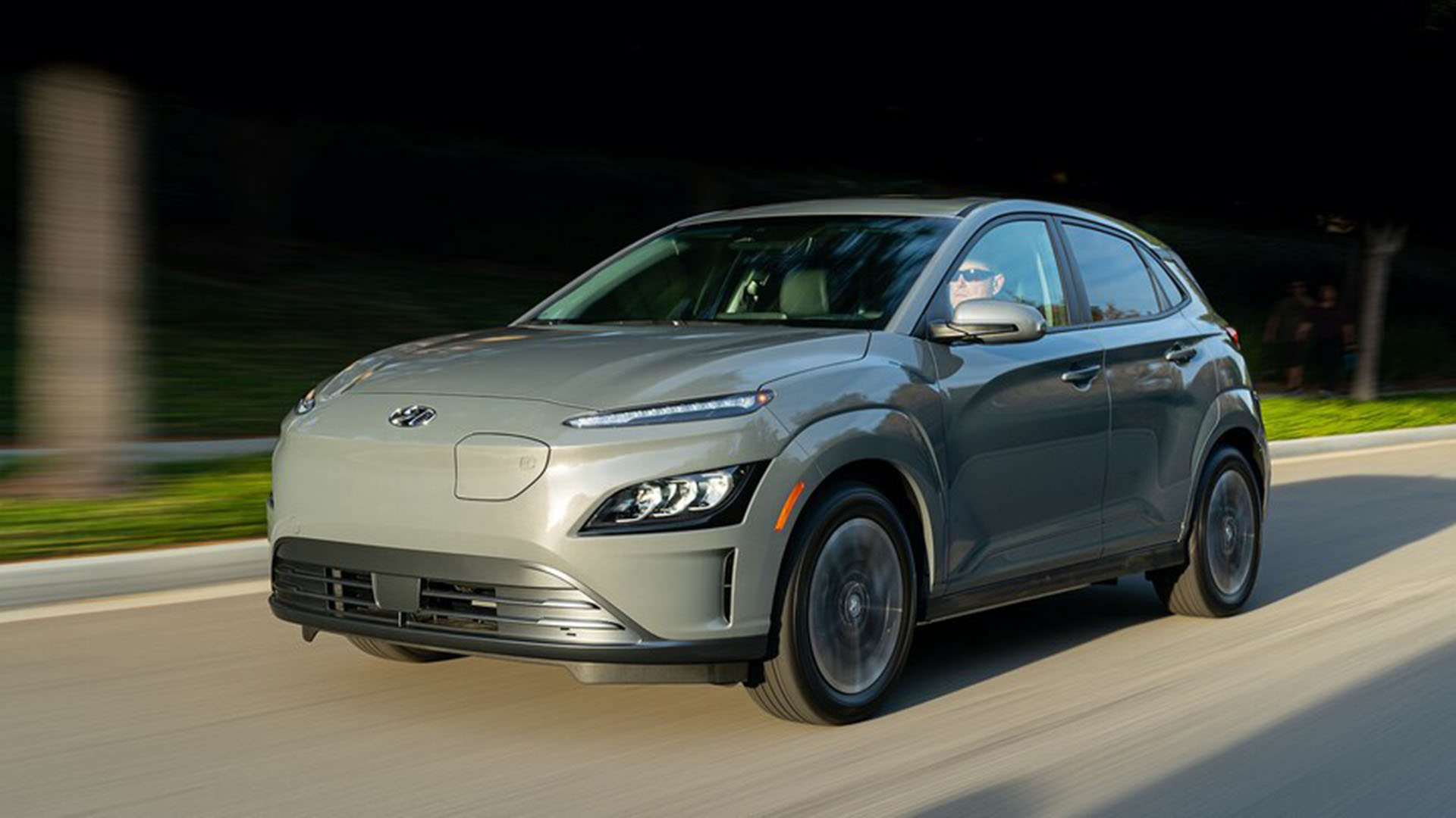 نمای سه چهارم خودروی برقی هیوندای کنا الکتریک / 2022 Hyundai Kona Electric خاکستری رنگ