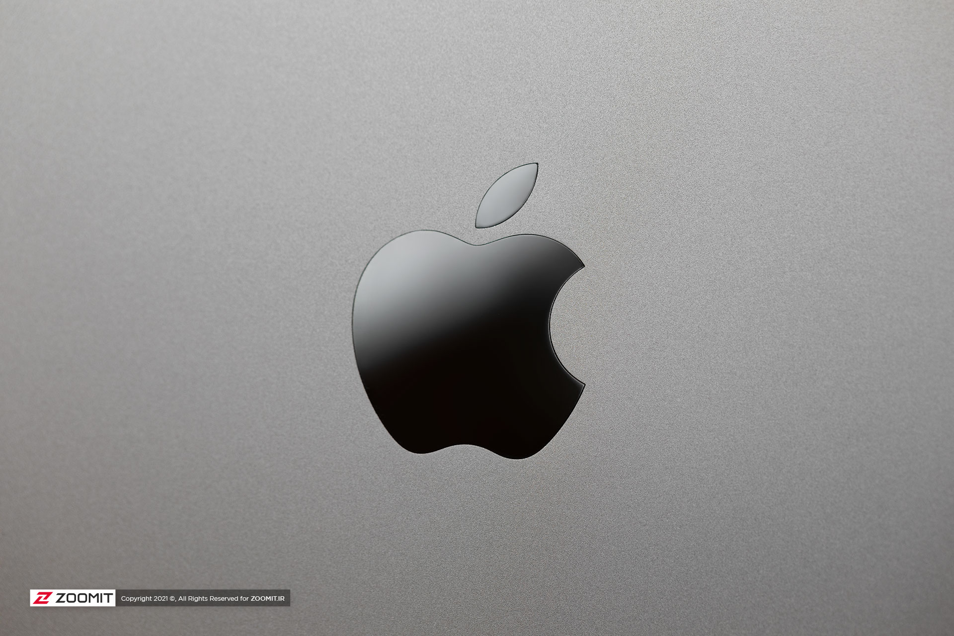 لوگو اپل روی لپ تاپ مک بوک پرو M1