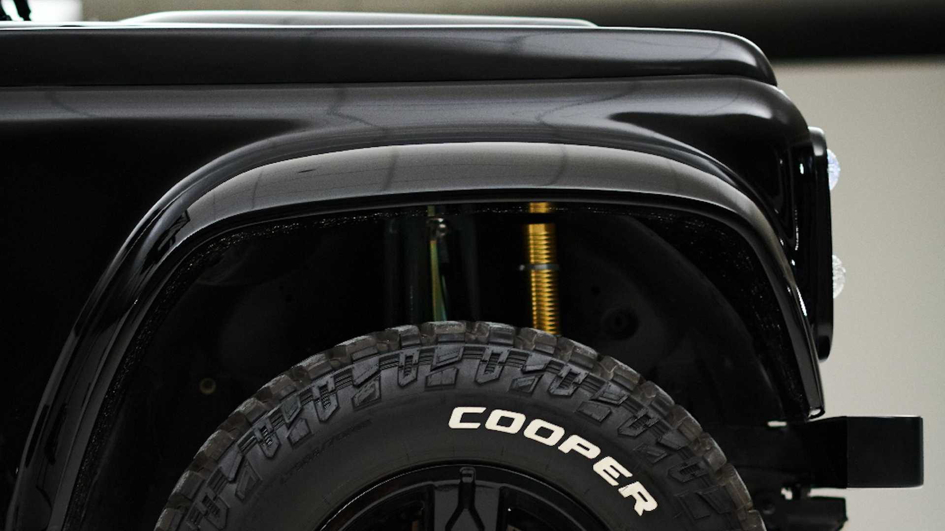 چرخ جلو و گلگیر شاسی بلند لندرور دیفندر / Land Rover Defender با تیونینگ آرس دیزاین / Ares Design