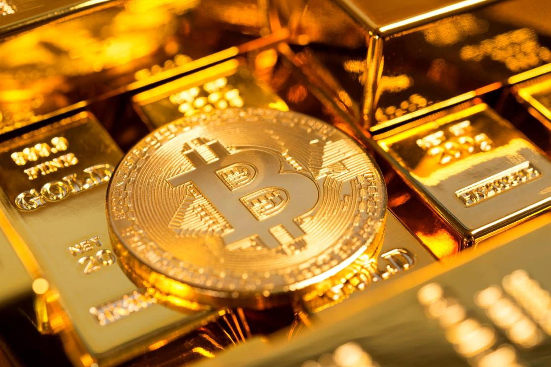 سکه بیت کوین / Bitcoin / بیتکوین در کنار شمش طلا