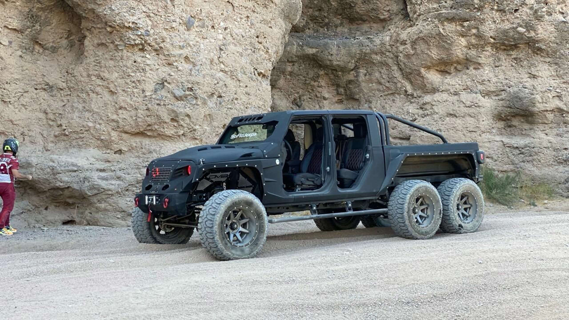 خودرو جیپ گلادیاتور / Jeep Gladiator مجهز به 6 چرخ در کوهستان