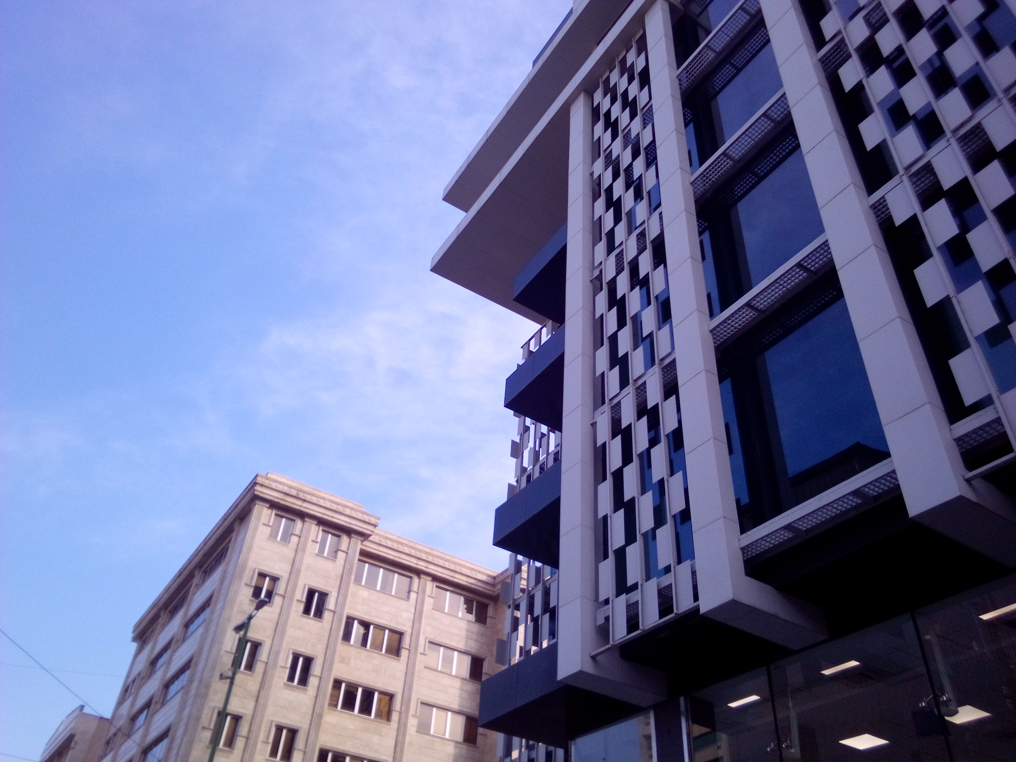 نمونه عکس دوربین اصلی صاایران ویرا V5 در روشنایی روز - ساختمان‌های بلوار نلسون ماندلا