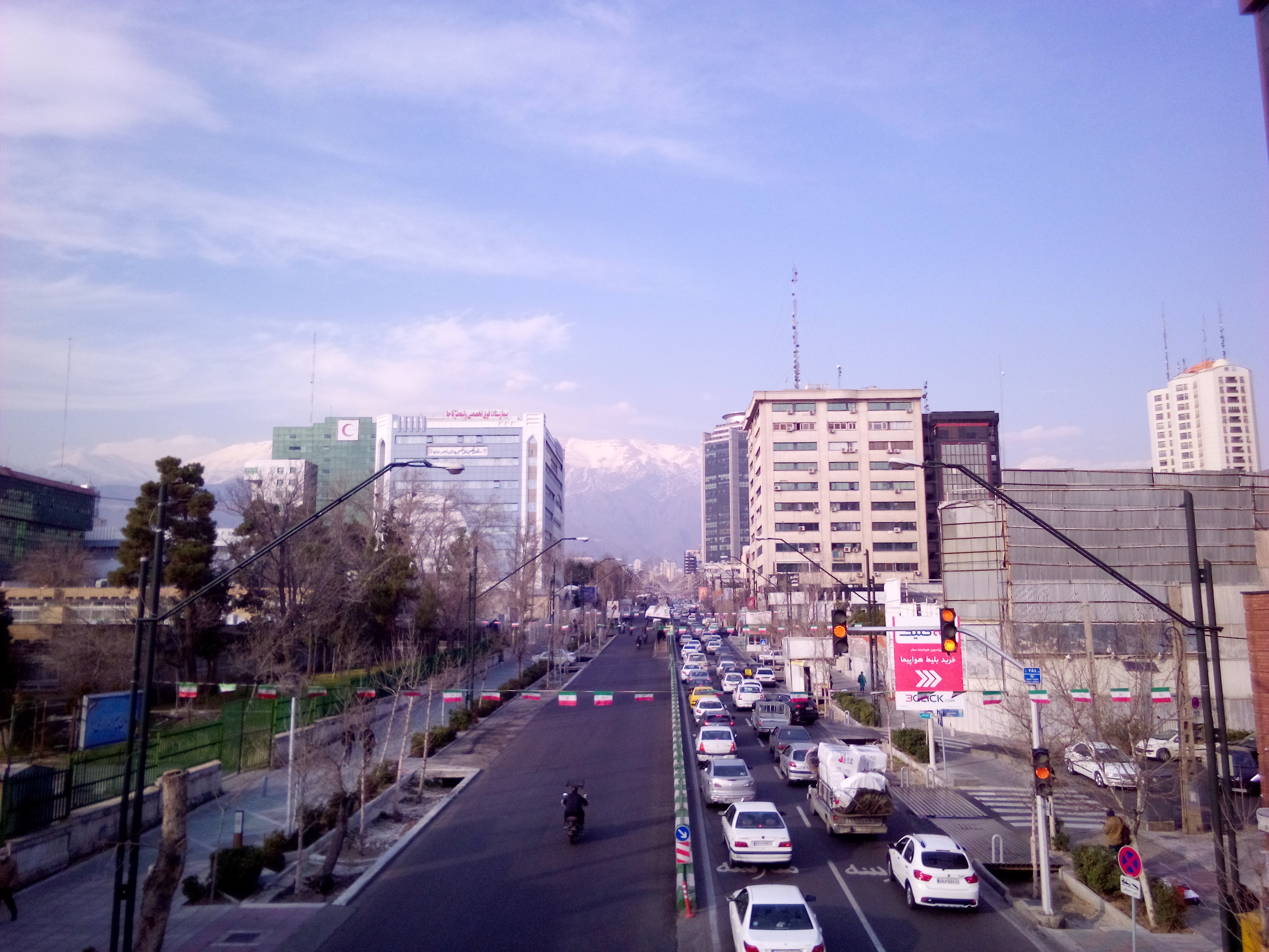 نمونه عکس دوربین اصلی صاایران ویرا V5 در روشنایی روز - خیابان ولیعصر