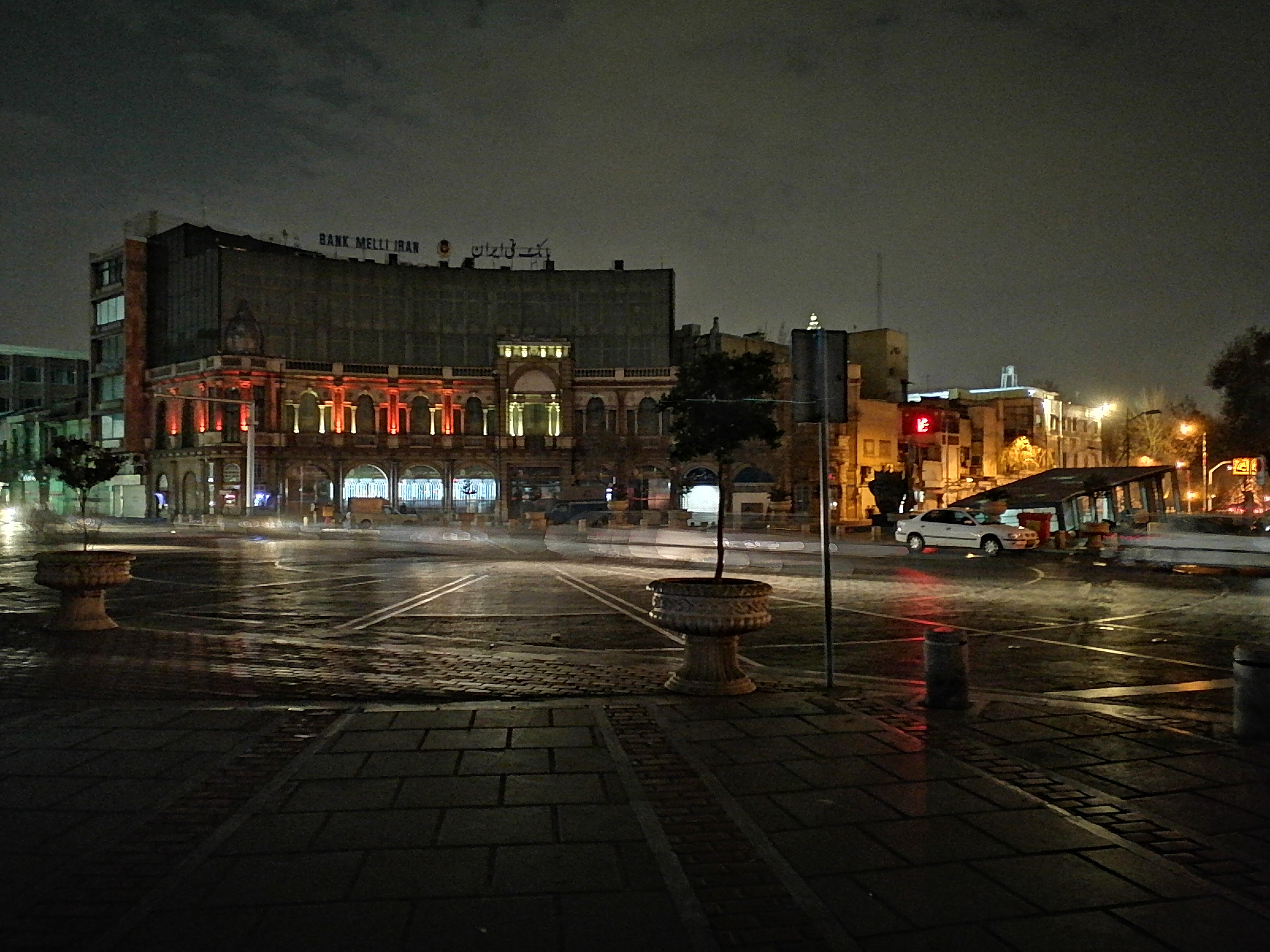 نمونه عکس ثبت شده توسط دوربین اصلی Y7a هواوی در محیط تاریک با حالت شب - میدان حسن‌آباد