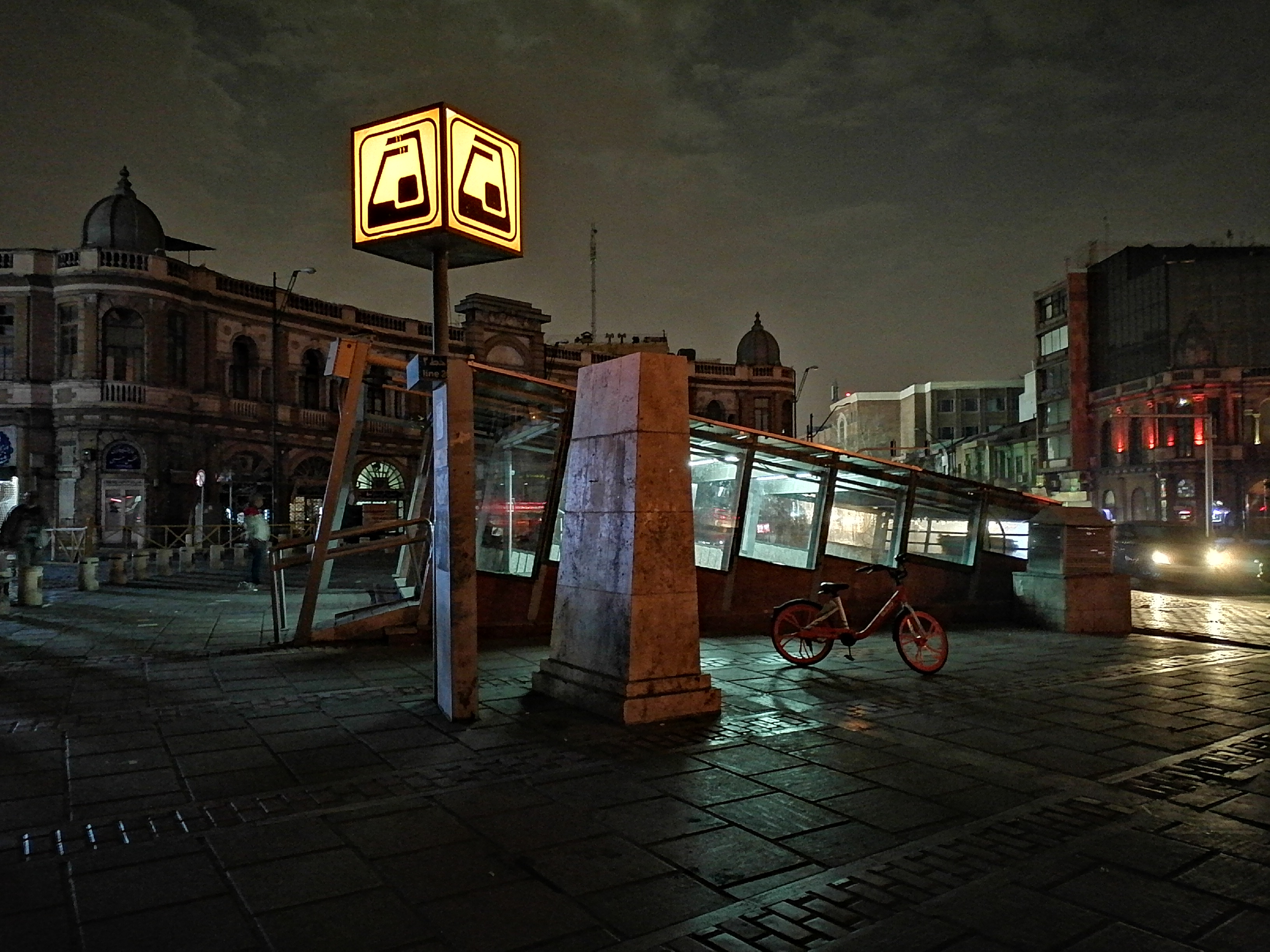 نمونه عکس ثبت شده توسط دوربین اصلی Y7a هواوی در محیط تاریک با حالت شب - ورودی متروی حسن‌آباد