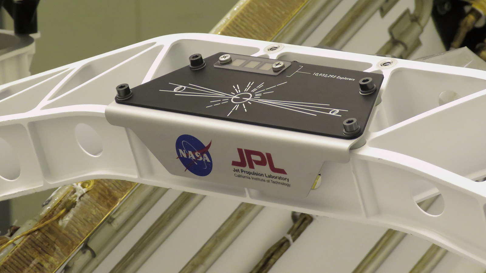 پلاک فلزی حاوی ریزتراشه اسامی روی مریخ نورد پرسویرنس