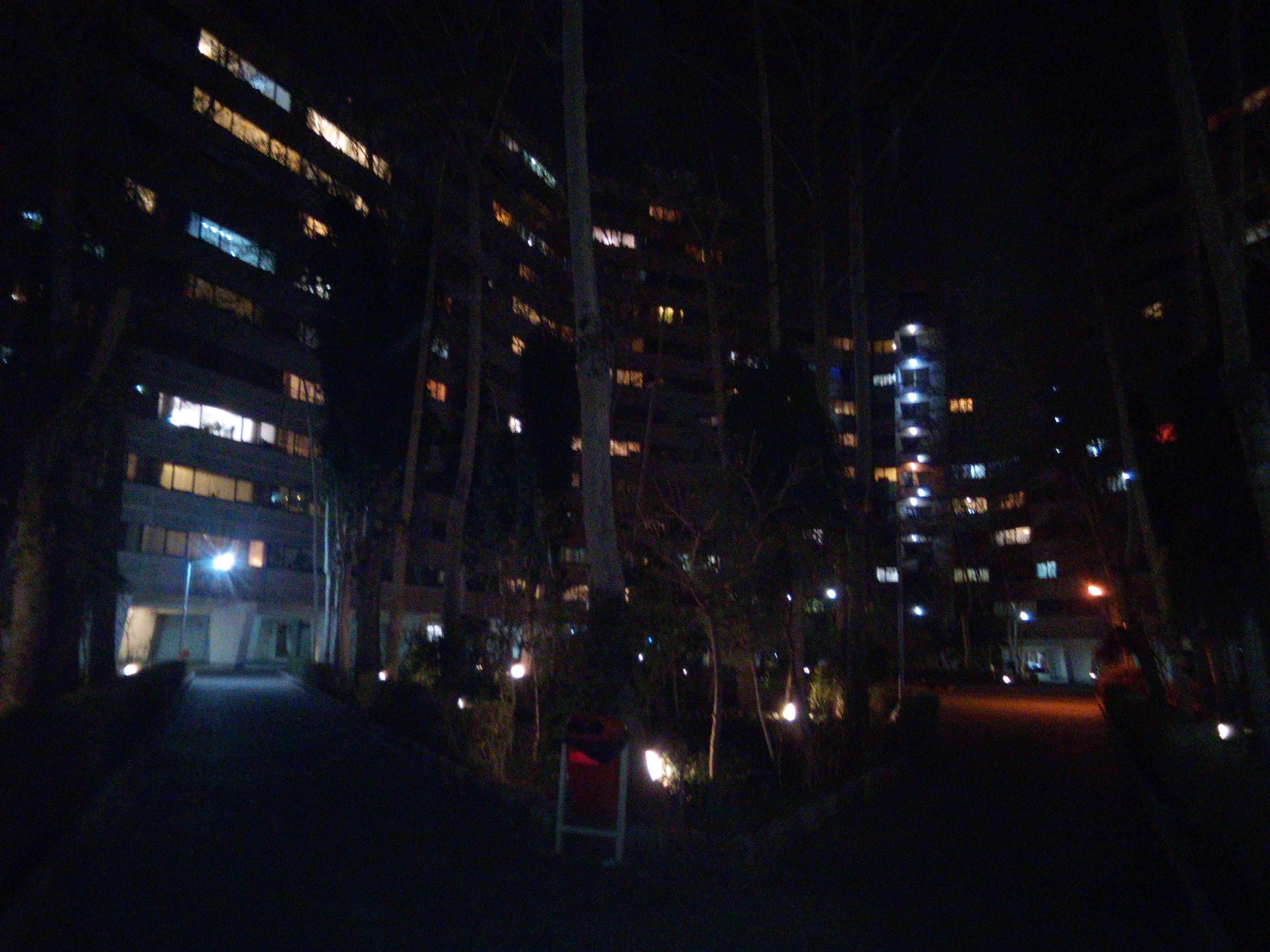 نمونه عکس دوربین اصلی گوشی صاایران ویرا V5 در تاریکی شب - بلوک‌های شهرک اکباتان