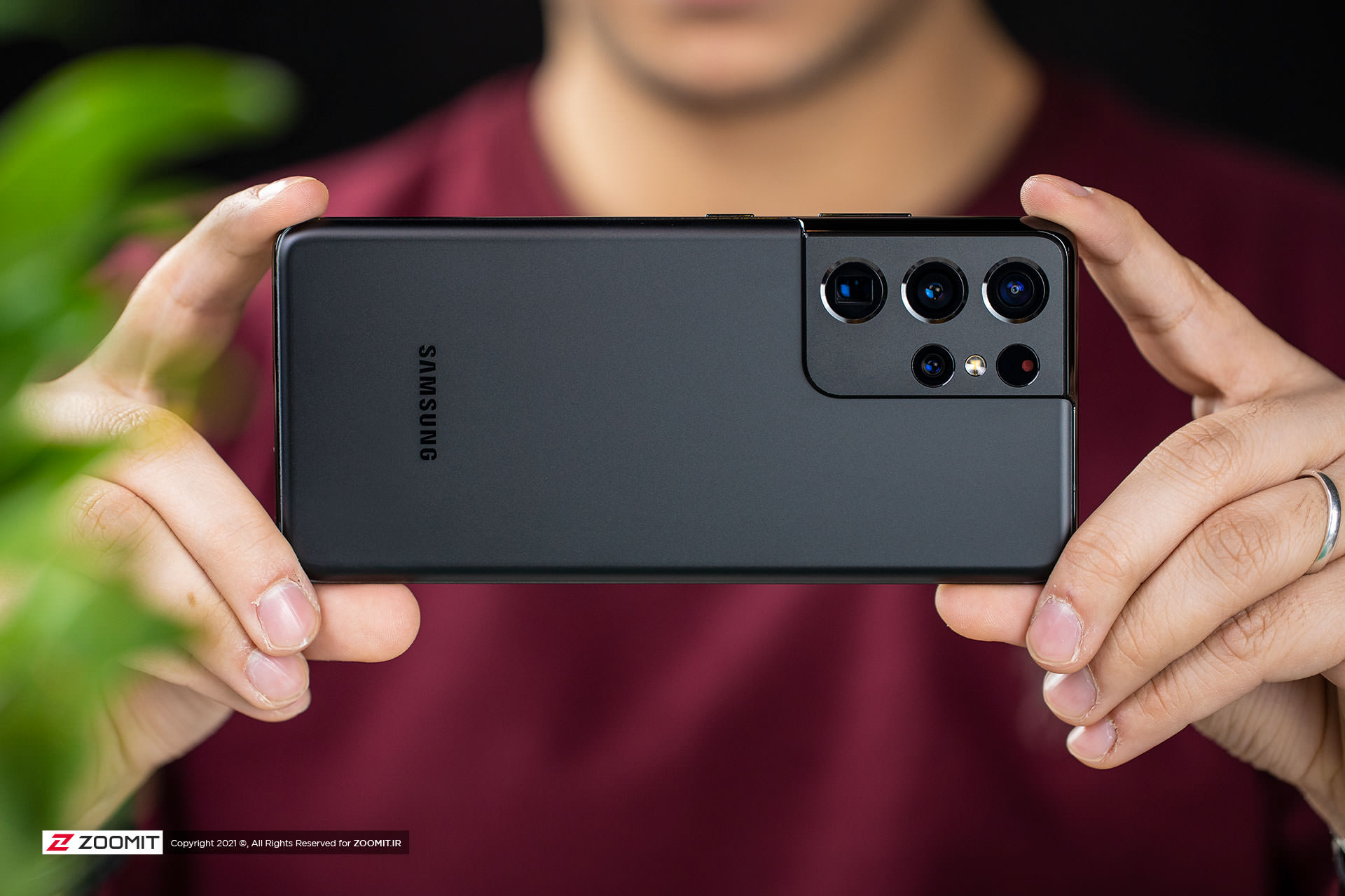 samsung galaxy s21 ultra taking photo - بهترین گوشی برای عکاسی 2021 کدام است؟ معرفی گوشی هایی که بهترین دوربین را دارند