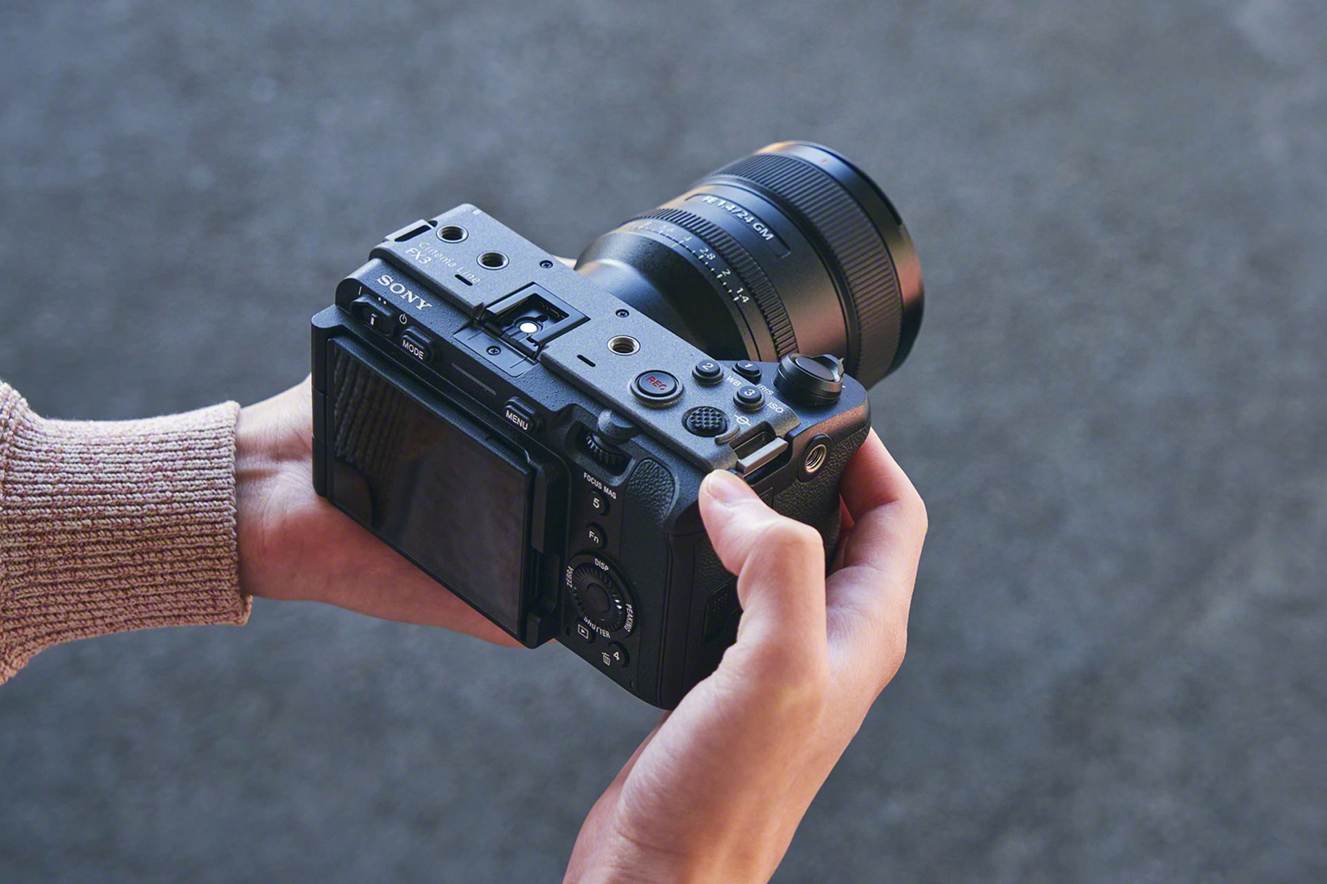 دوربین سونی اف ایکس 3 / Sony FX 3 در دست از نمای بالا پشت