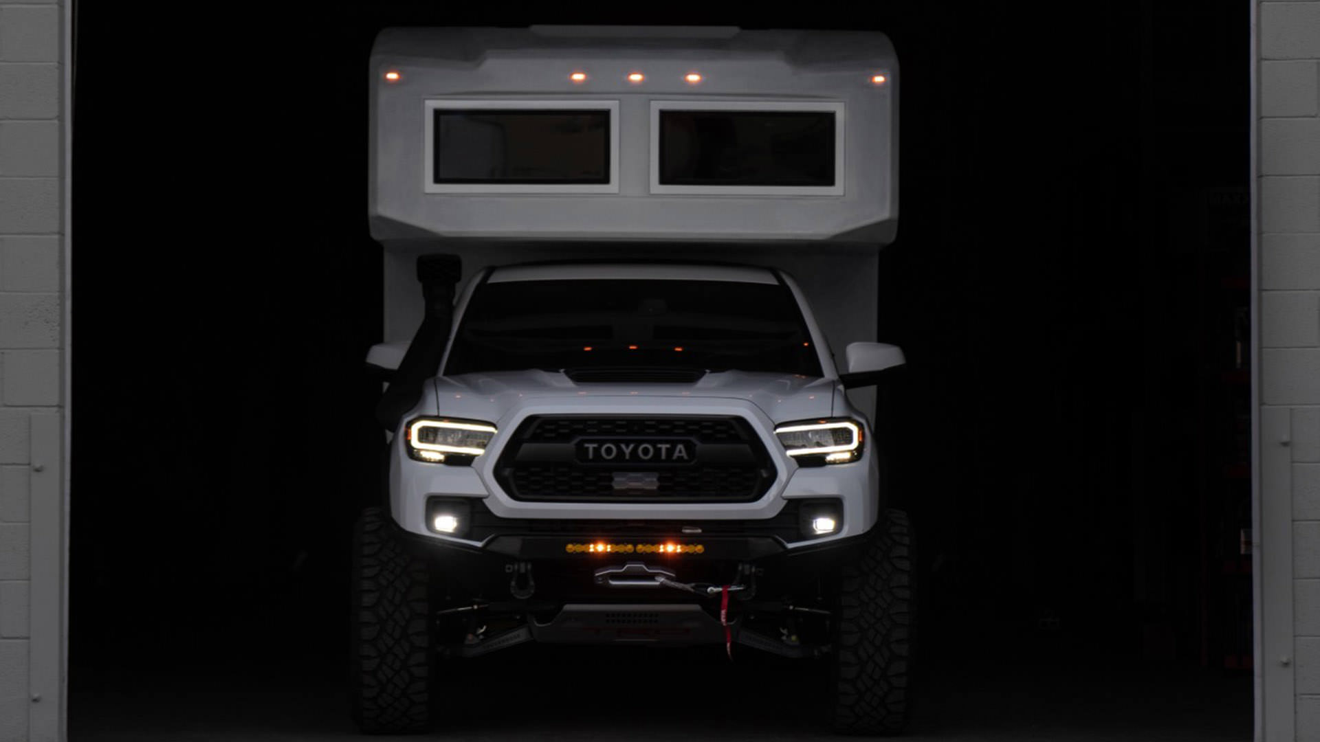 نمای جلو خودروی تفریحی مبتنی بر وانت پیکاپ تویوتا تاکوما / Toyota Tacoma 4x4 RV سفید رنگ