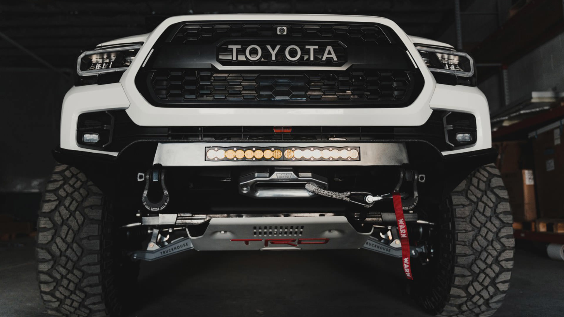 نمای پایین خودروی تفریحی مبتنی بر وانت پیکاپ تویوتا تاکوما / Toyota Tacoma 4x4 RV سفید رنگ