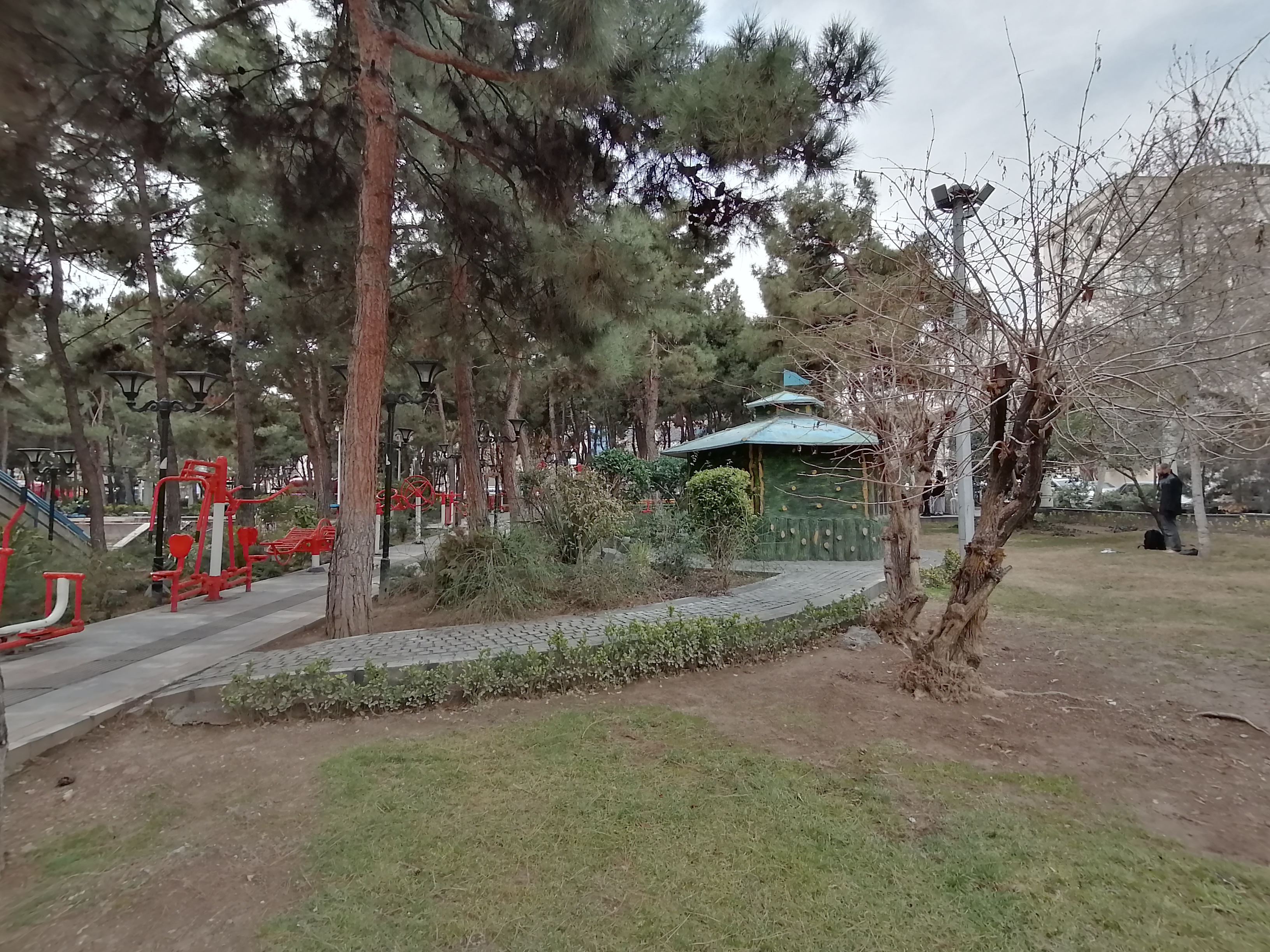 نمونه عکس ثبت شده توسط دوربین فوق‌عریض Y7a هواوی - آلاچیق در پارک صبا