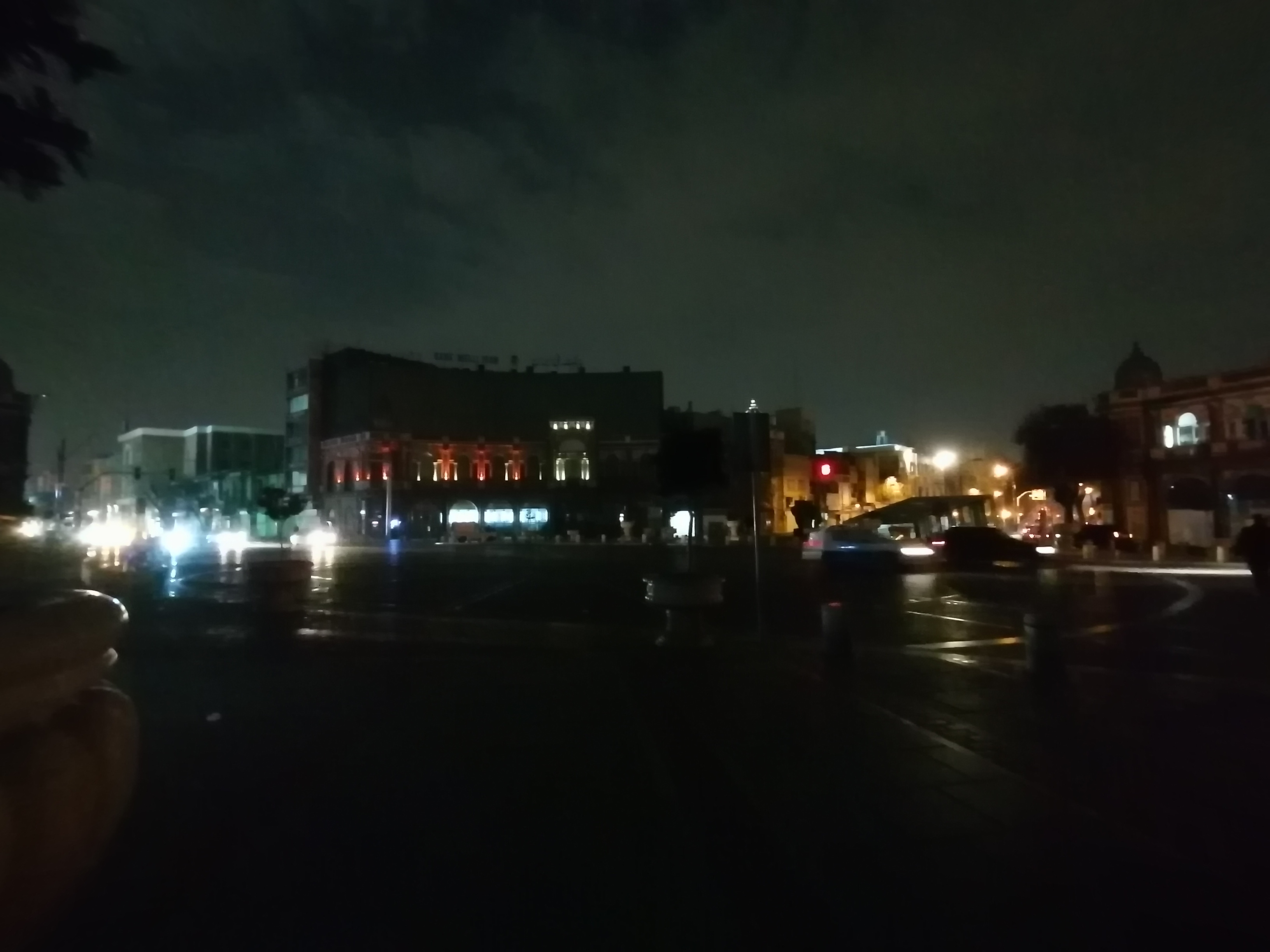 نمونه عکس ثبت شده توسط دوربین فوق‌عریض Y7a هواوی در تاریکی شب - میدان حسن‌آباد