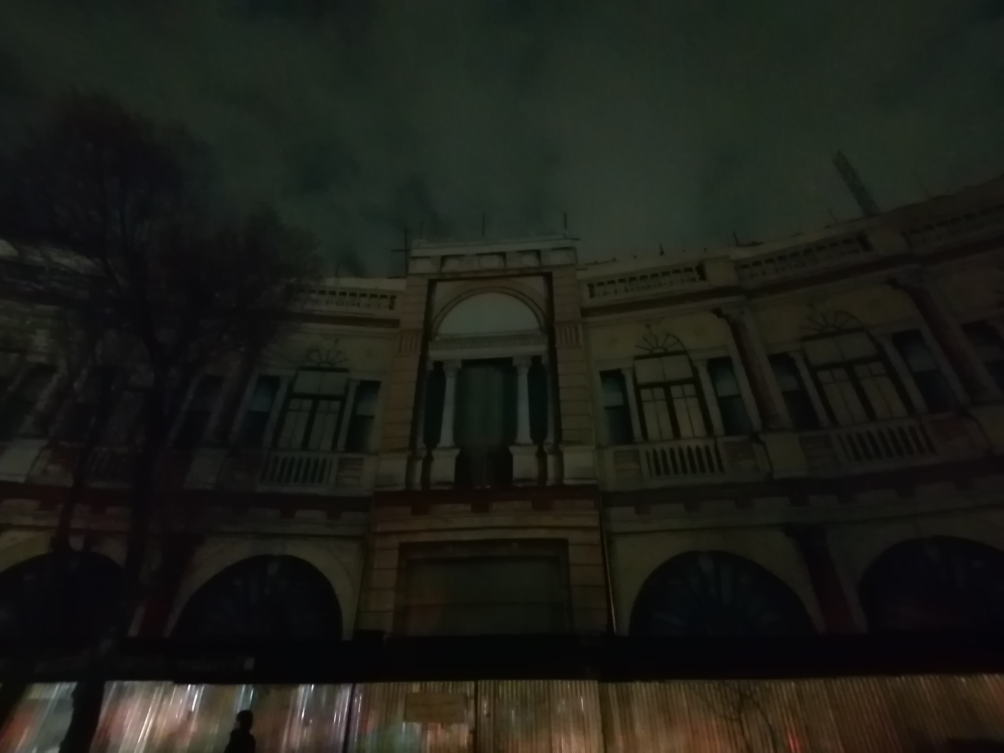 نمونه عکس ثبت شده توسط دوربین فوق‌عریض Y7a هواوی در تاریکی شب - ساختمان نقاشی‌شده جنب میدان حسن‌آباد