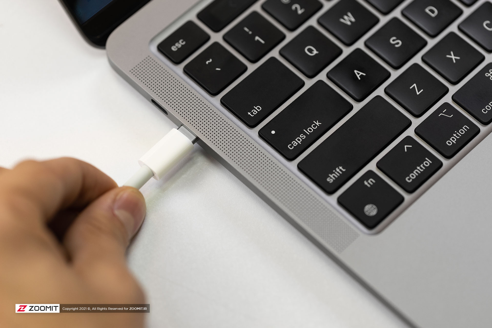 لوازم جانبی USB-C برای برقراری ارتباط با مک‌های مجهز به تراشه اختصاصی اپل به مجوز کاربر نیاز دارند