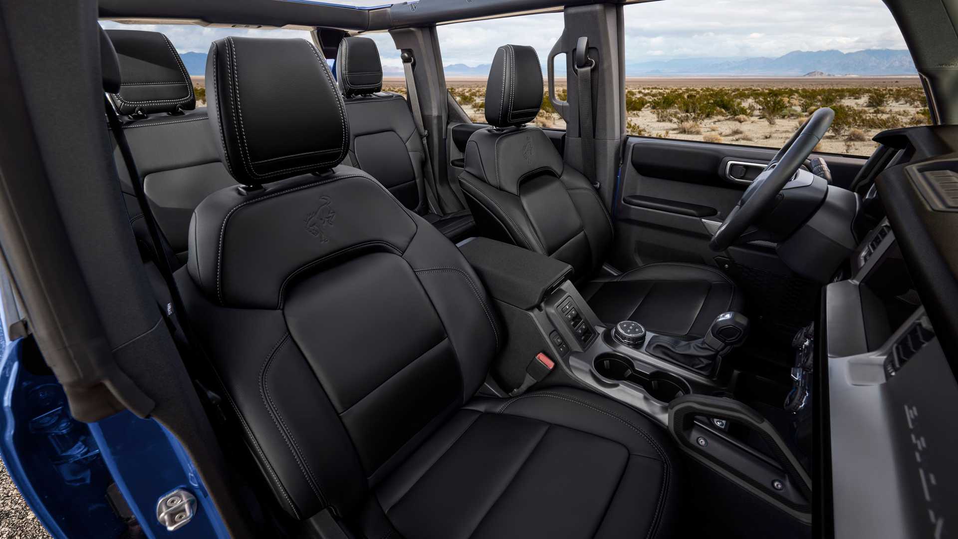 نمای کابین و صندلی فورد برونکو / Ford Bronco آبی رنگ