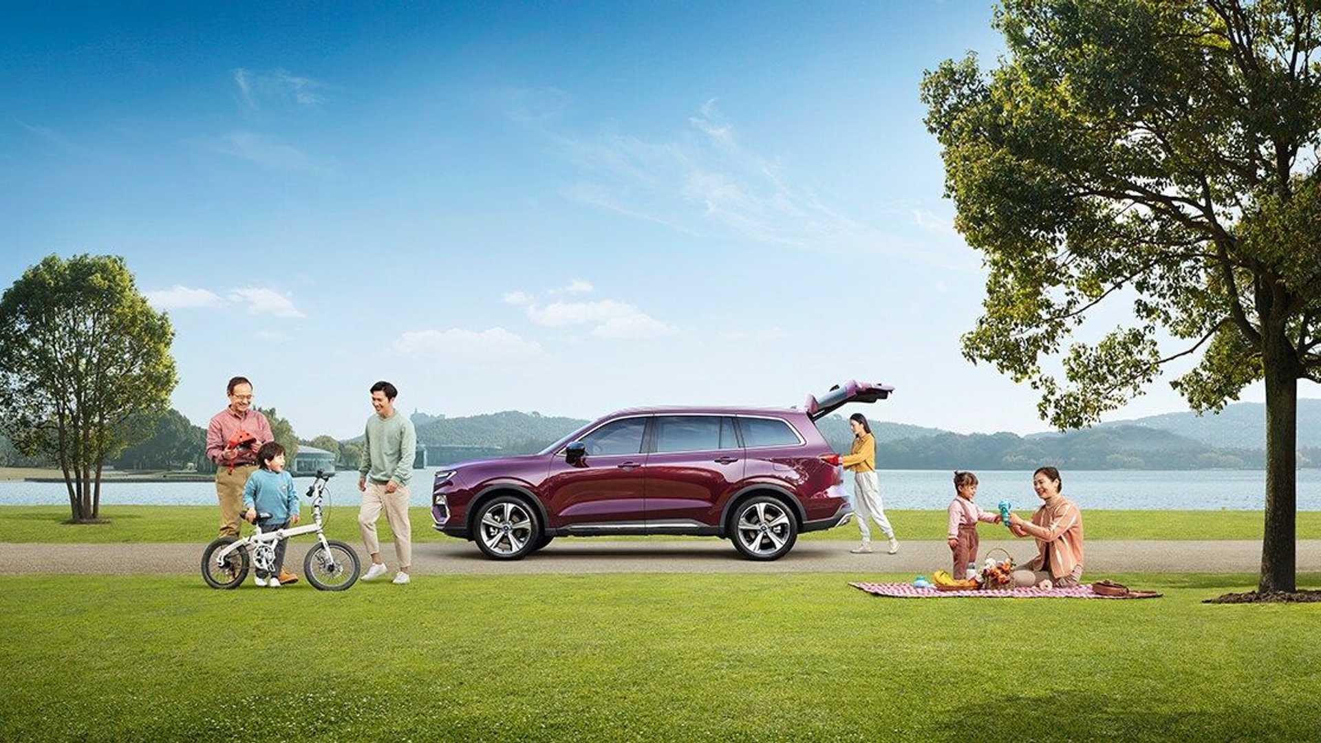 نمای جانبی شاسی بلند فورد اکویتور / Ford Equator SUV رنگ بنفش در کنار درخت با منظره آسمان آبی