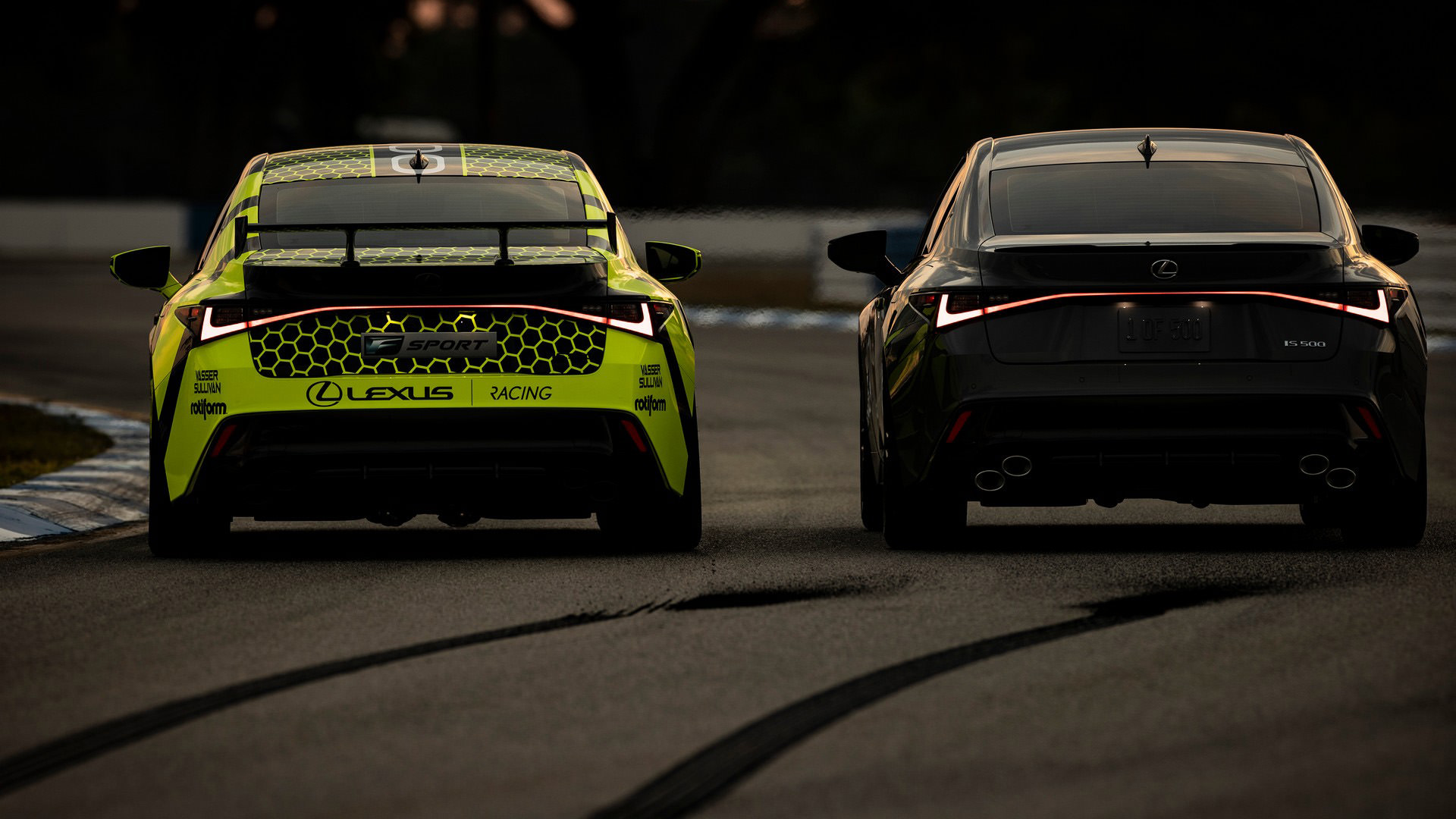نمای عقب سدان اسپرت لکسوس آی اس 500 اف اسپرت پرفورمنس / 2022 Lexus IS 500 F Sport Performance سبز رنگ