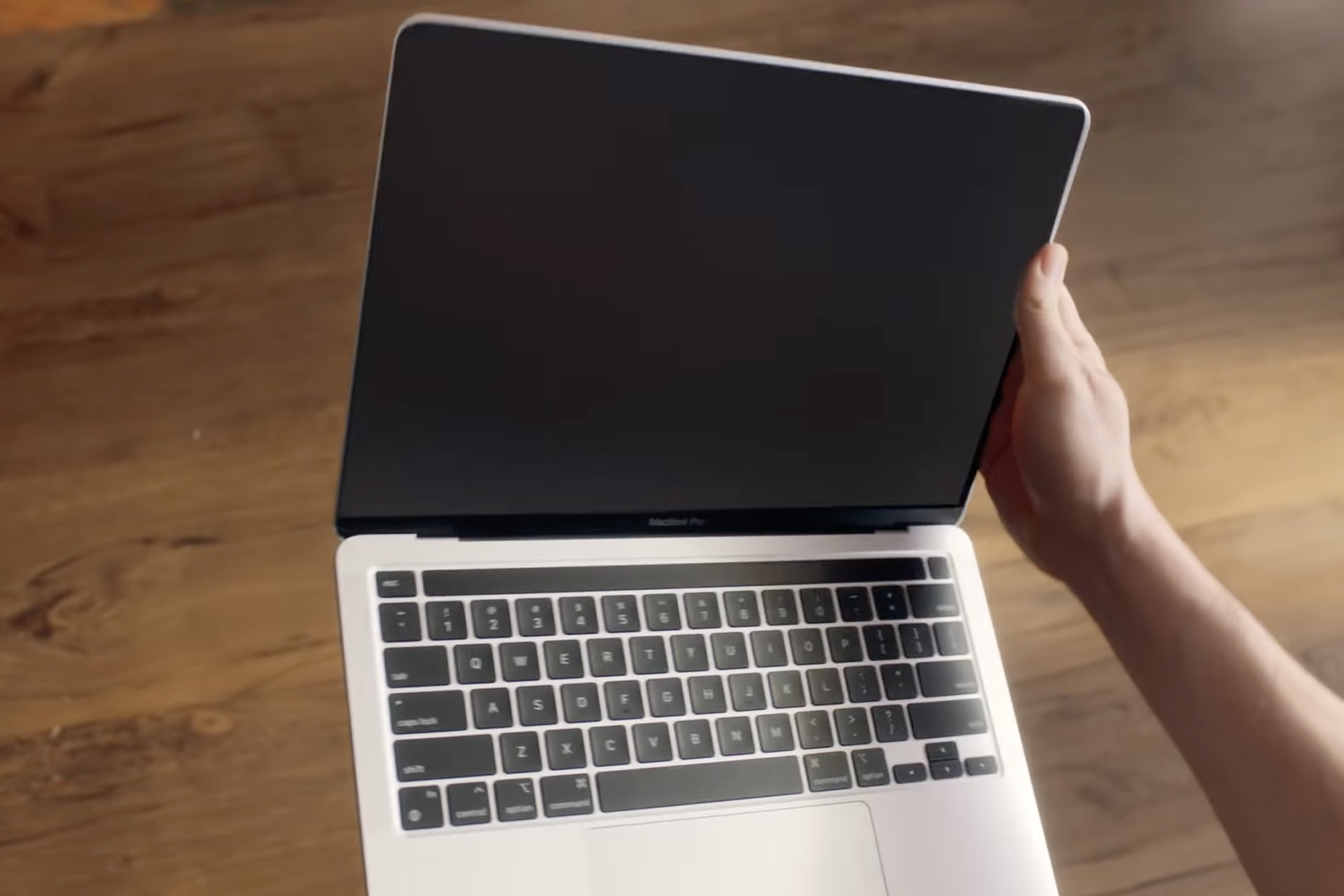 apple macbook pro intel ad campaign in hand - مک بوک پرو در ویدیوی تبلیغاتی اینتل، بهتر از مدل واقعی به ‌نظر می‌رسد