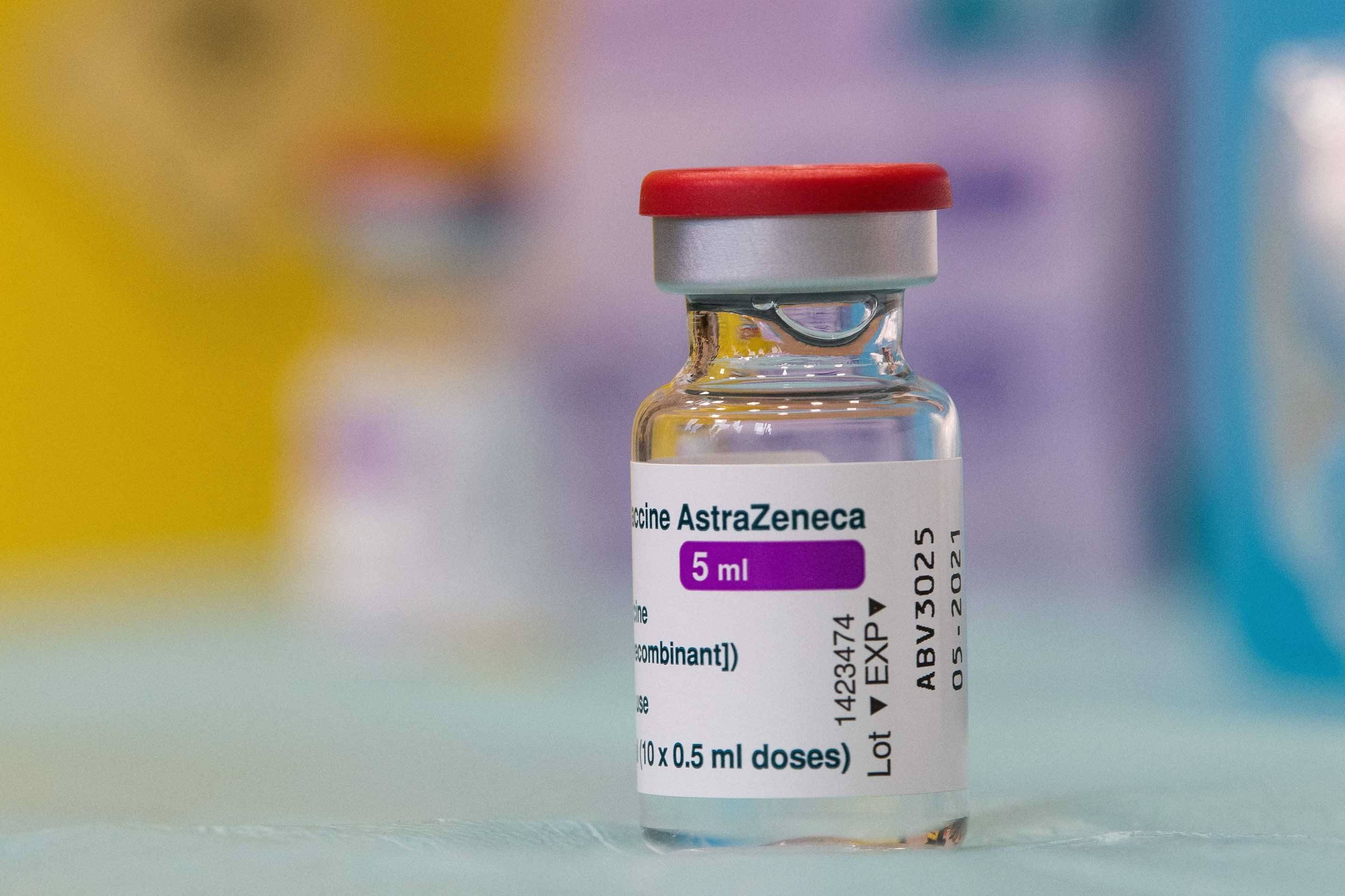افزایش شمار کشورهایی که استفاده از واکسن آسترازنکا را متوقف می‌کنند