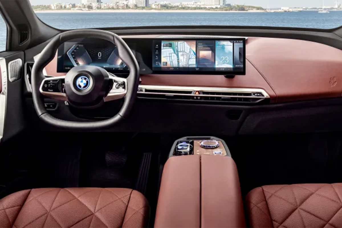 نمای جلو سیستم سرگرمی و اطلاعاتی / infotainment خودرو BMW iDrive 8