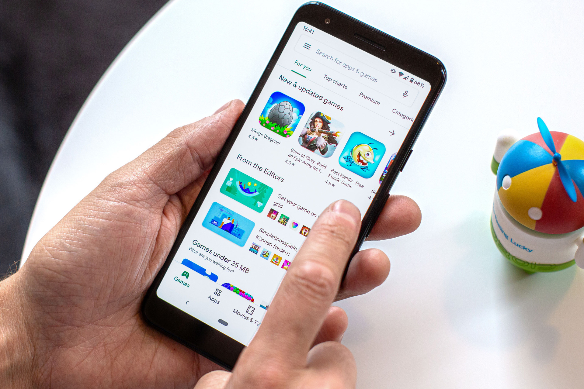گوشی پیکسل گوگل / Google Pixel در حال اجرای پلی استور / Play Store در دست