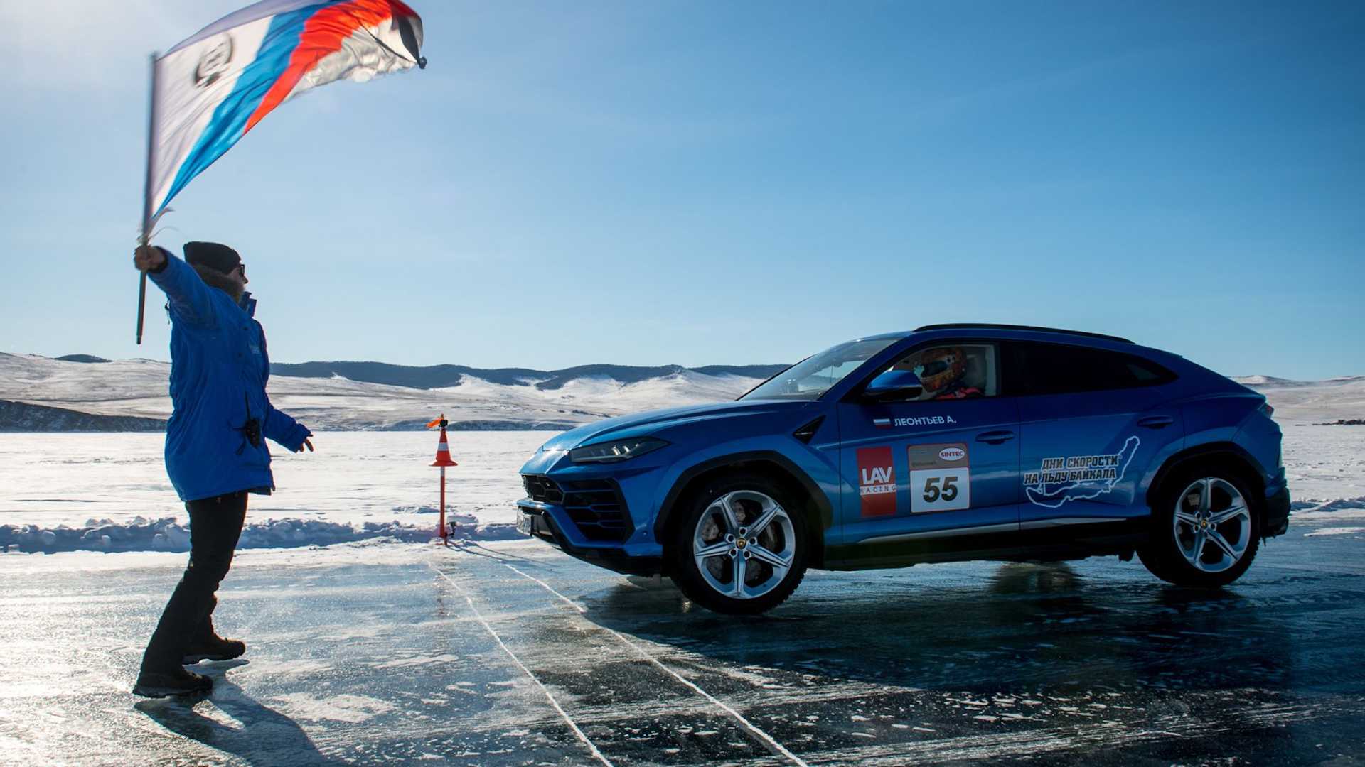نمای جانبی کراس اور لامبورگینی اوروس / Lamborghini Urus آبی رنگ روی یخ