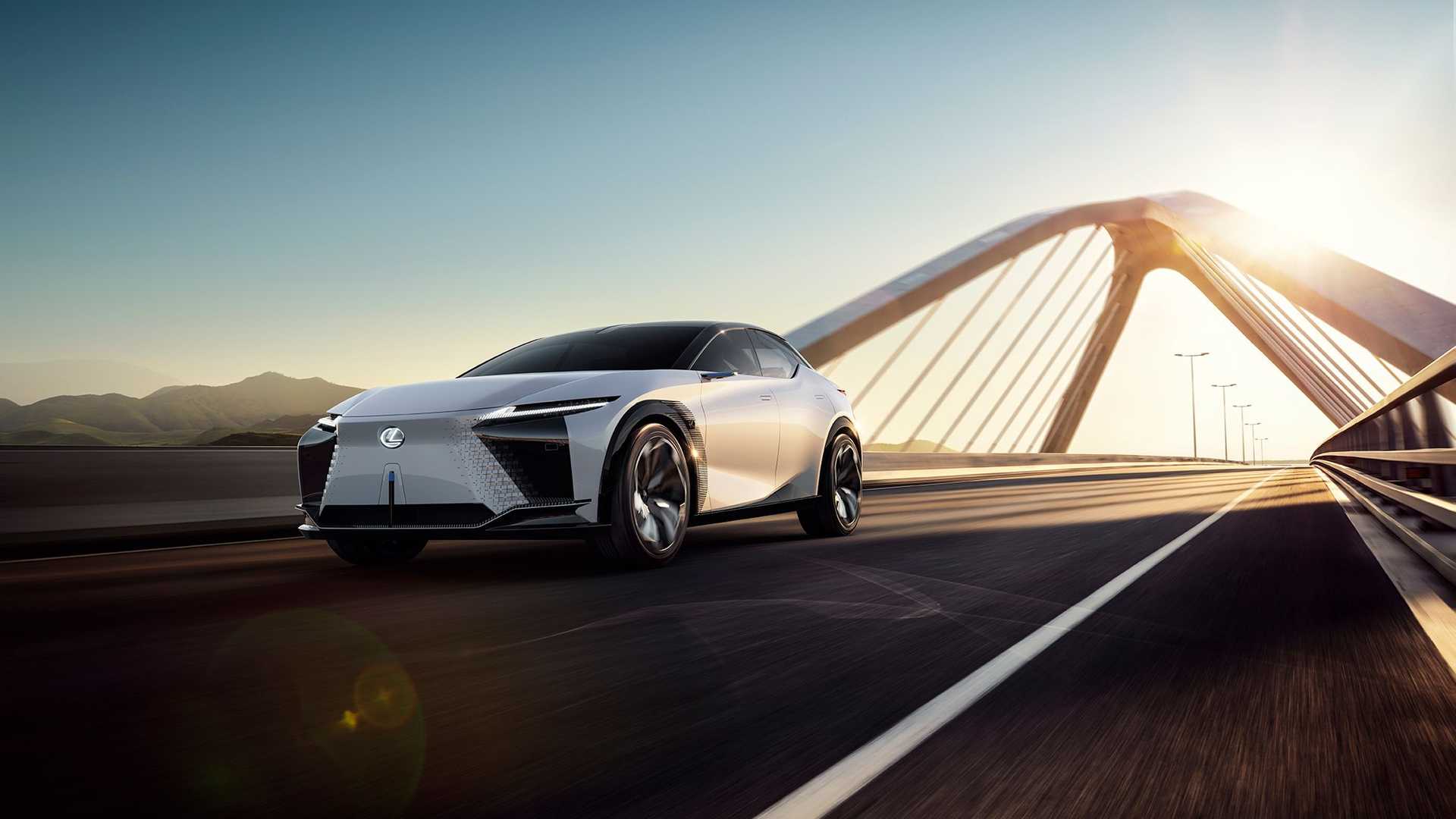 خودروی مفهومی و برقی لکسوس / Lexus LF-Z Electrified Concept EV سفید رنگ با منظره پل معلق