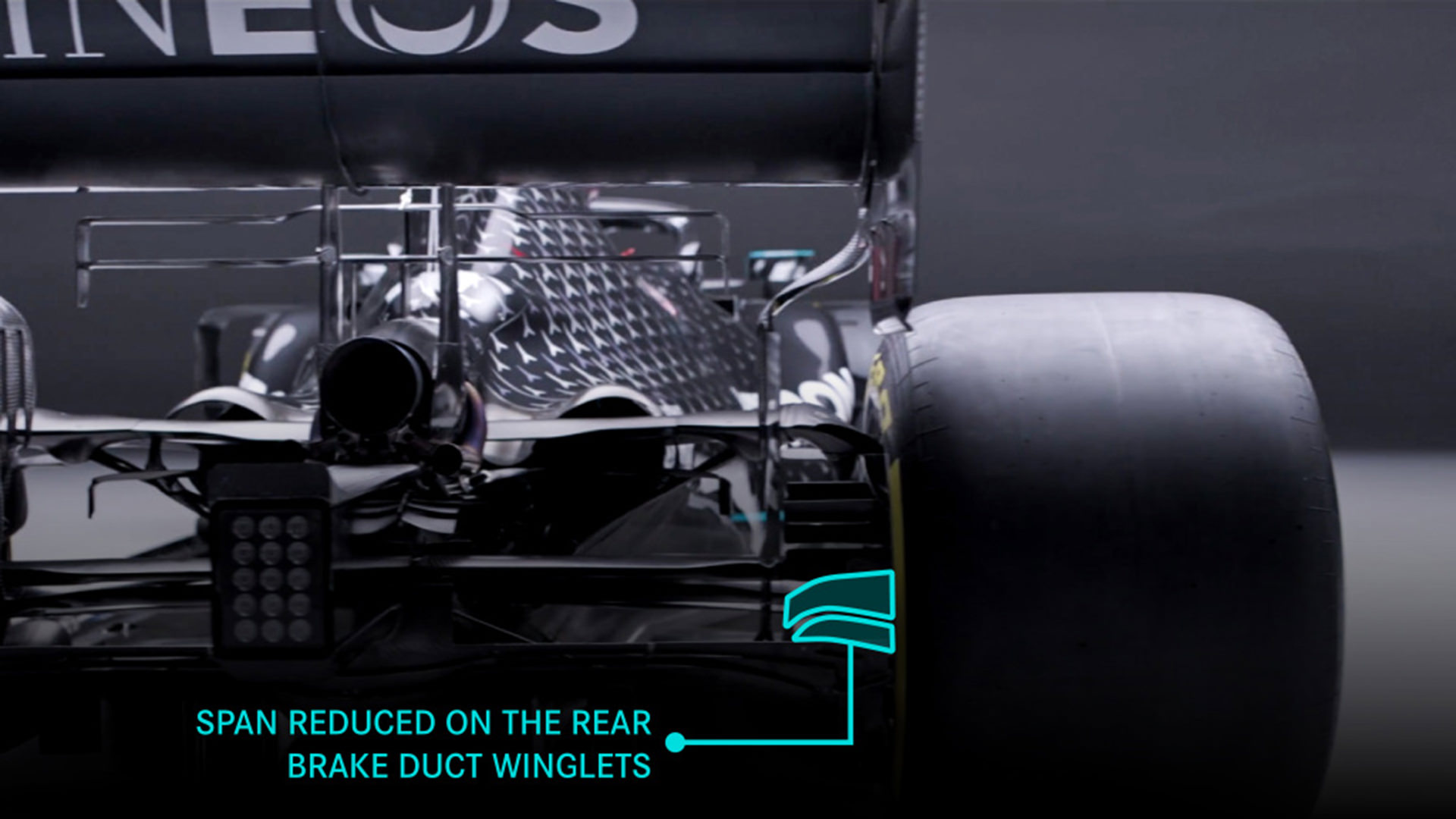 نمای عقب خودروی تیم فرمول یک مرسدس ای ام جی پتروناس / Mercedes-AMG Petronas W12 car در فصل 2021