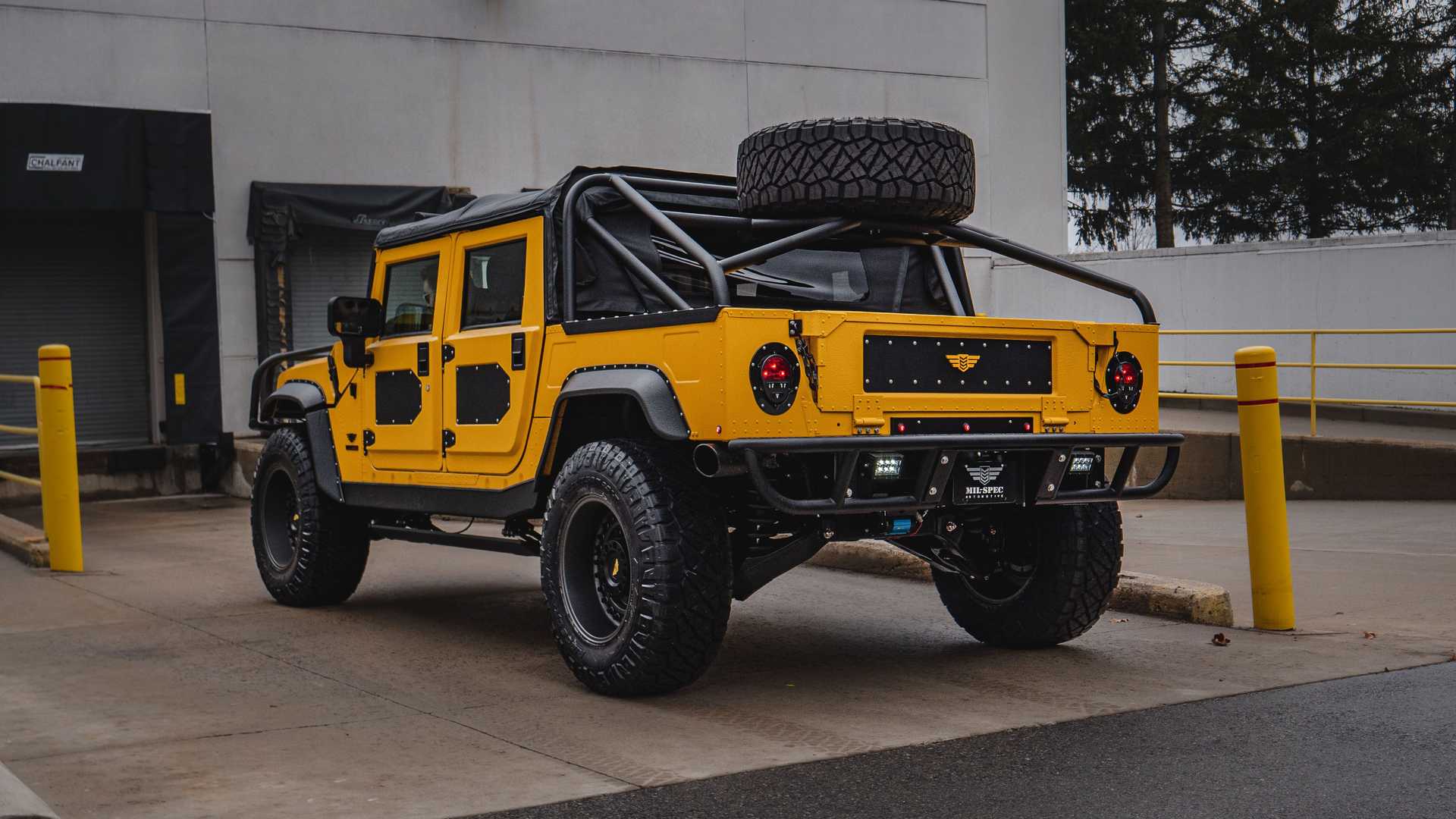 نمای عقب شاسی بلند آفرود هامر اچ وان /  Hummer H1 با تیونینگ میل اسپک / Mil-Spec Automotive زرد رنگ 