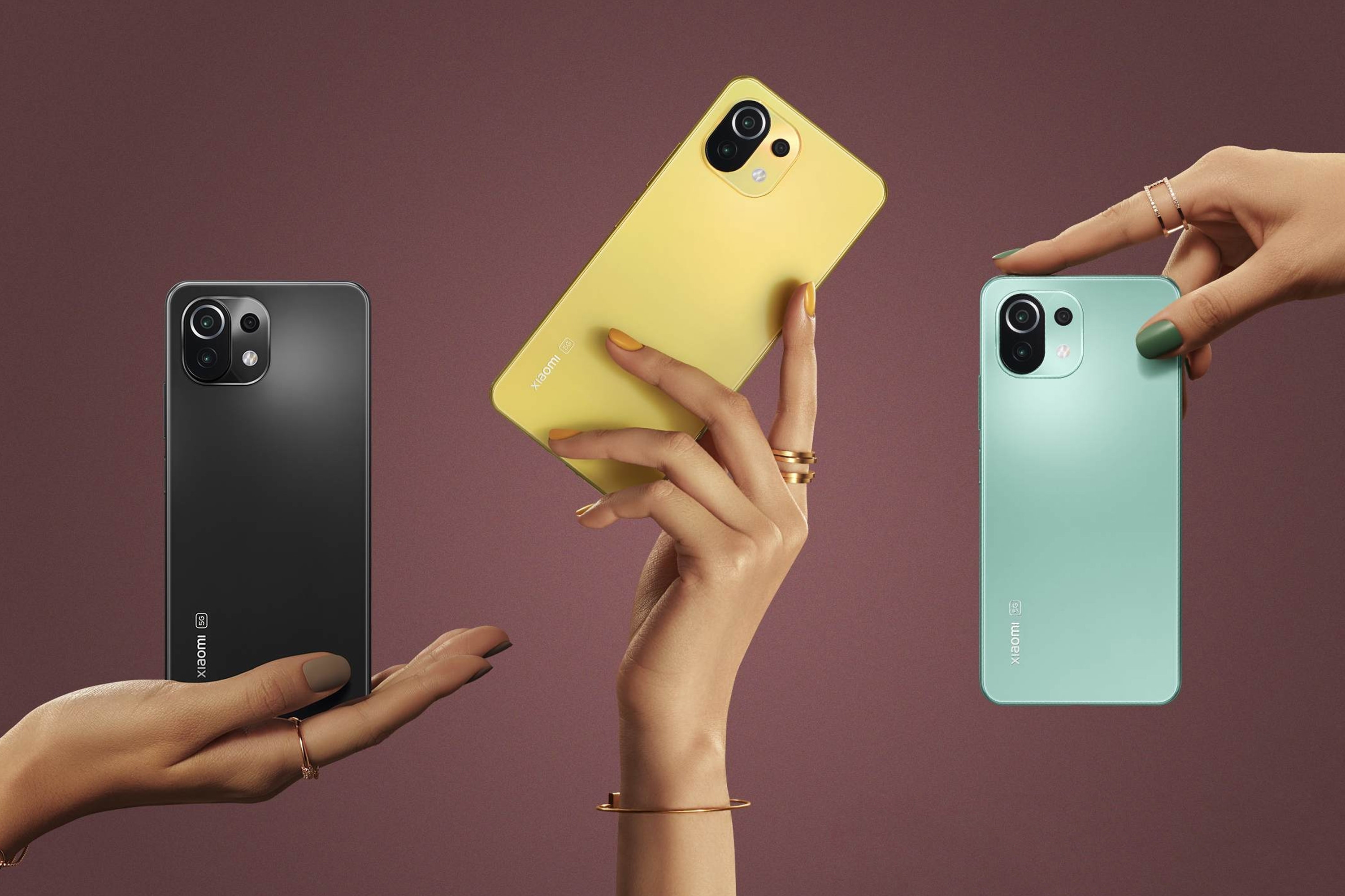سه رنگ زرد و مشکی و آبی شیائومی می 11 لایت / Xiaomi Mi 11 Lite در دست