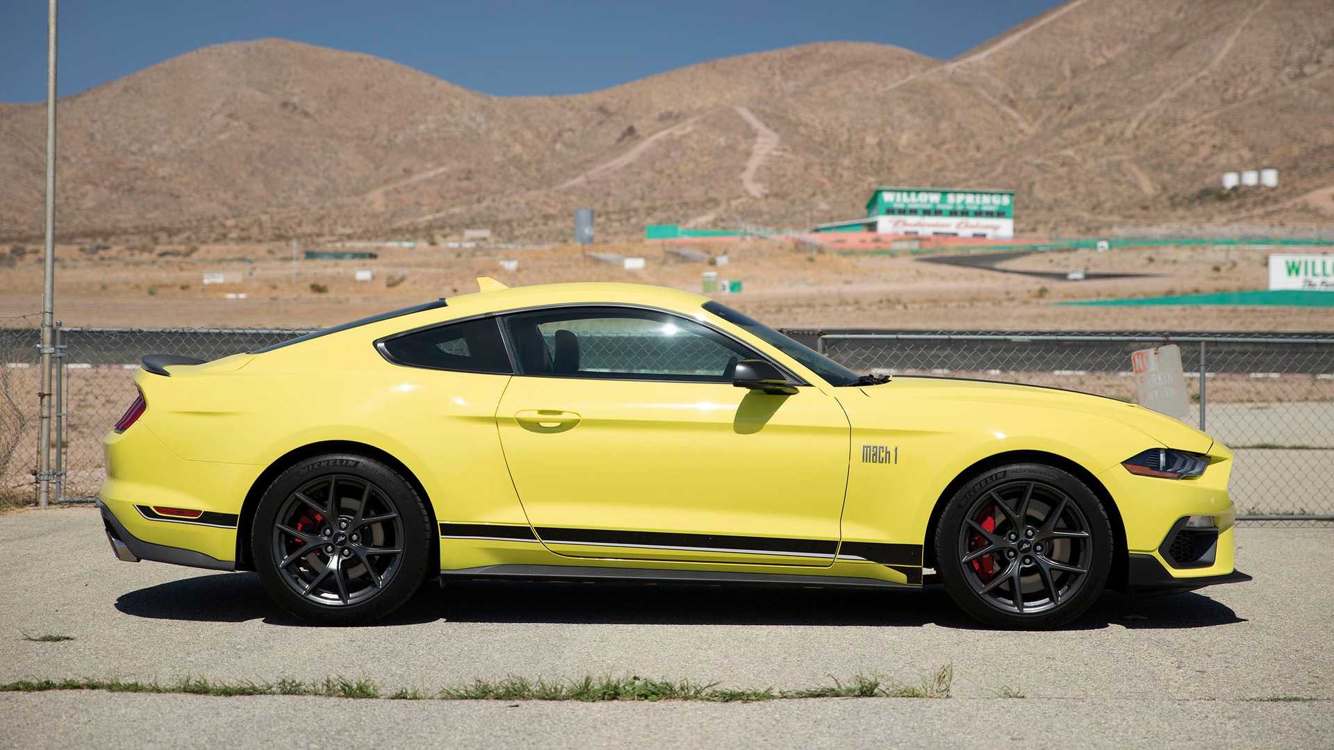 نمای جانبی فورد موستانگ مک وان / Ford Mustang Mach 1 زرد رنگ