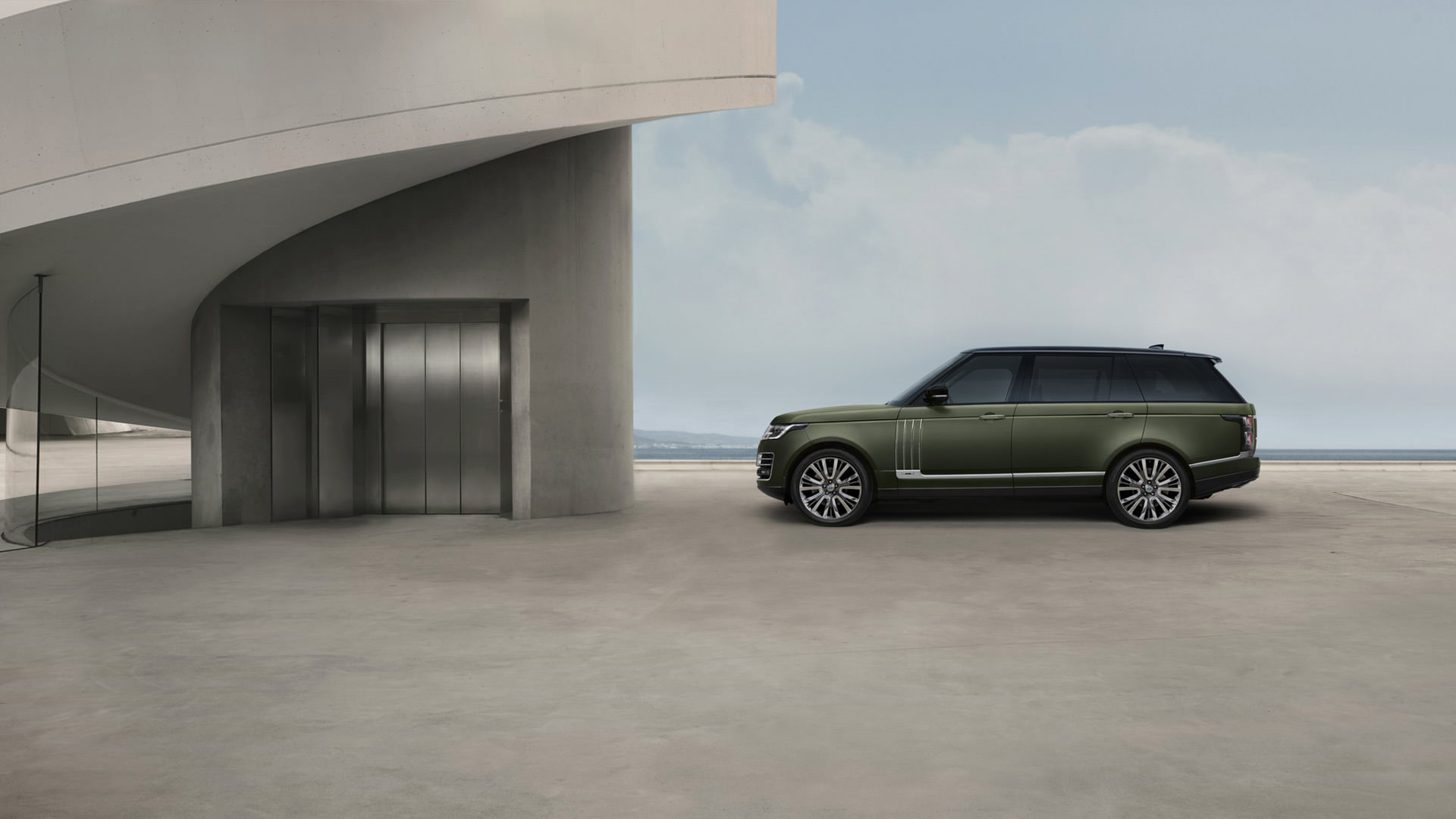نمای جانبی شاسی بلند لندرور رنجرور اس وی اتوبیوگرافی / Land Rover Range Rover SVAutobiography سبز رنگ