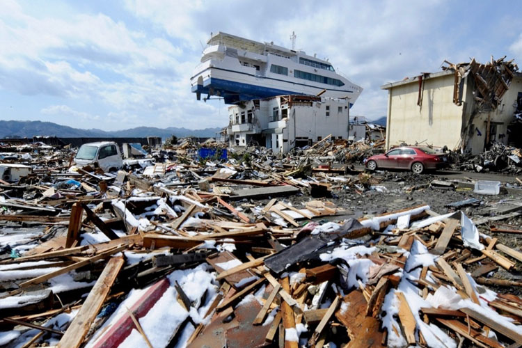 boat on a building at otsuchi - چرا باید به هزاران سال گذشته نگاه کنیم تا در پیش‌بینی زلزله‌ها ماهرتر شویم؟